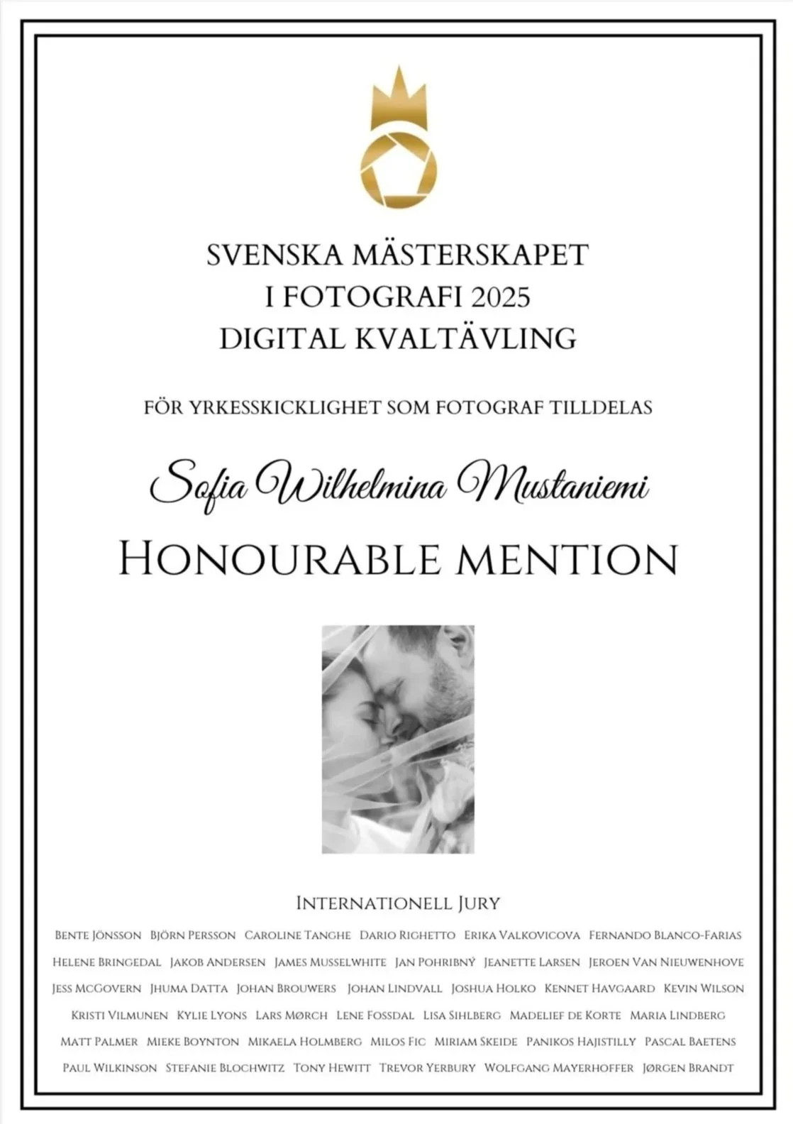 Certifikatsbild för Svenska mästerskapet i fotografi 2025, utmärkelse för Sofia Wilhelmina Mustaniemi, Honorable Mention, med bild av ett nära porträtt av två personer som får en intim och kärleksfull kontakt.
