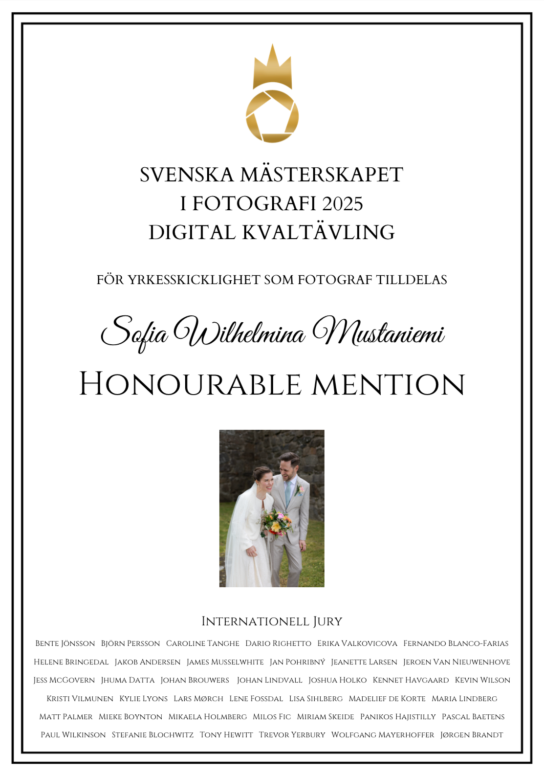 Diplom för Svenska Mästerskapet i fotografi 2025 med en bild på ett brudpar och en lista med jurymedlemmar.