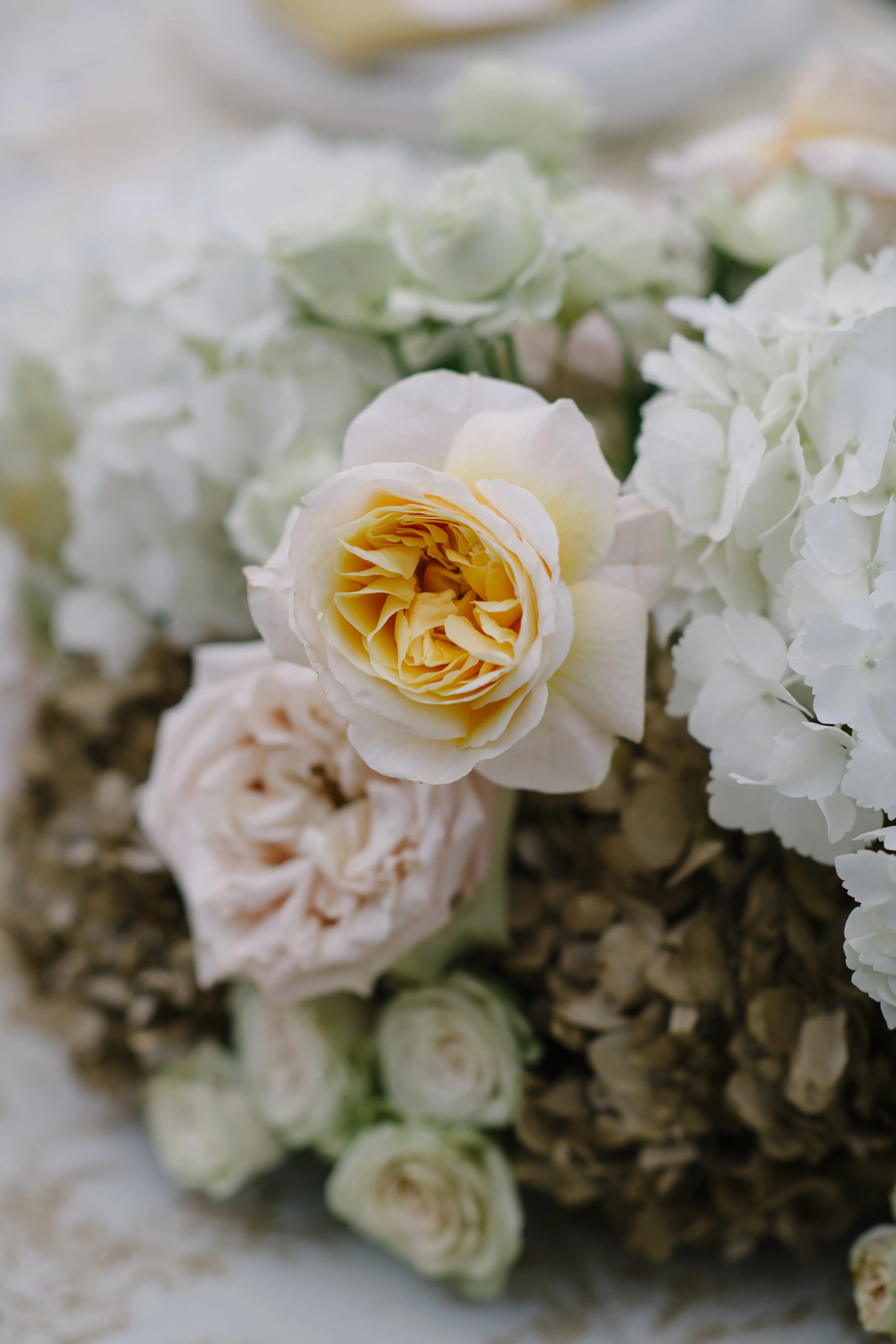 Cream and white table arrangment