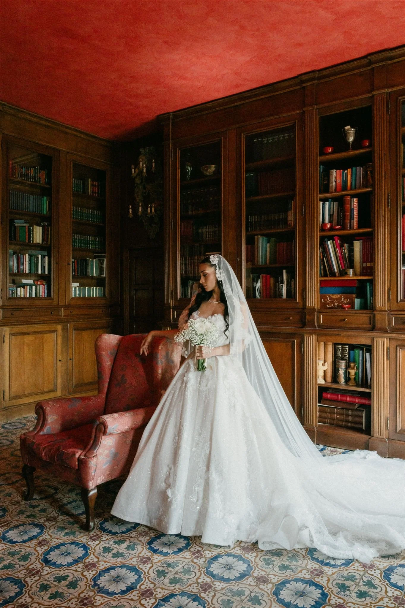 Bride portrait in historic Tuscan villa with veil and bouquet