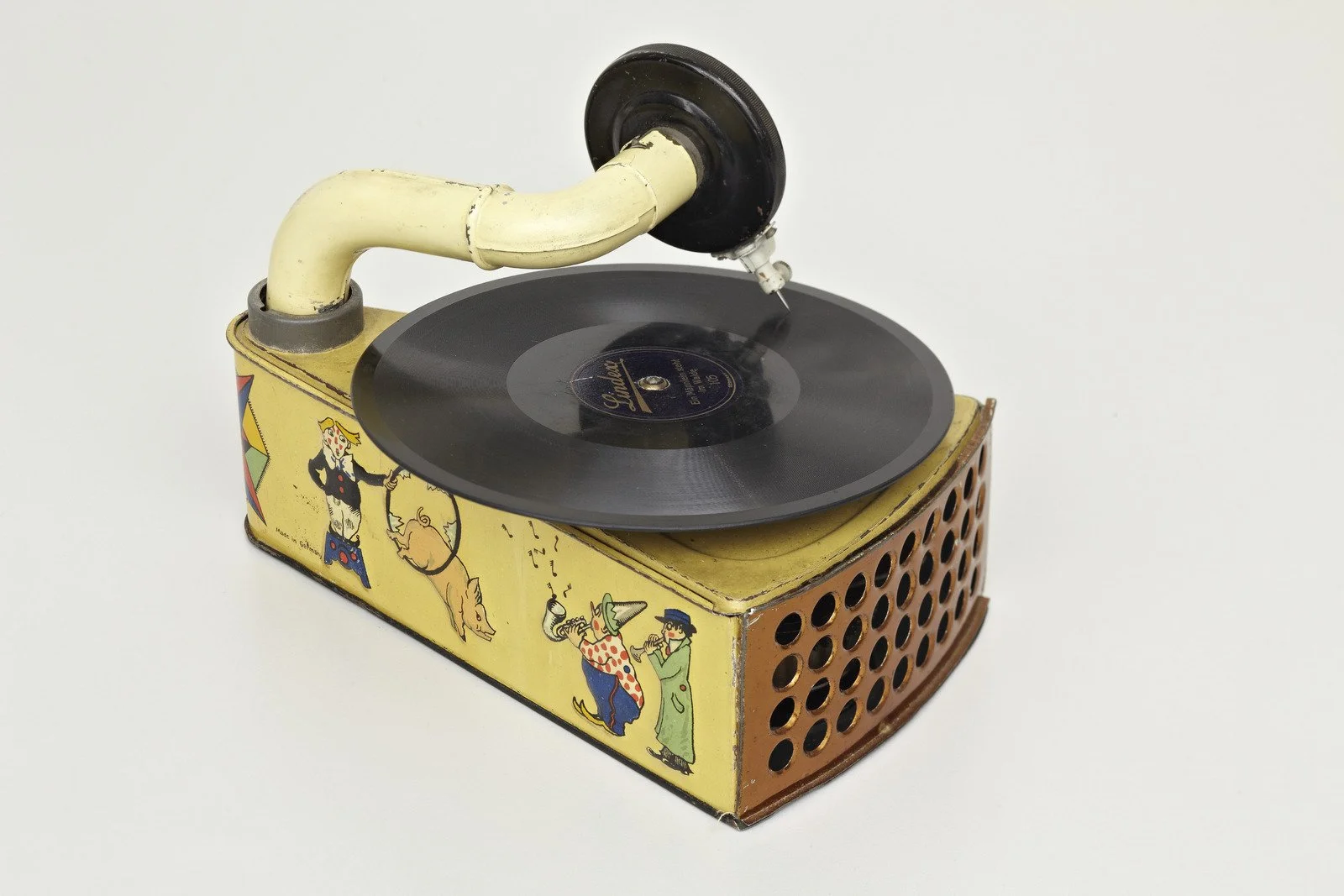 On the occasion of Anne’s birth, Otto and Edith presented the Könitzer family, their downstairs neighbours in Frankfurt am Main, with this mechanical children’s gramophone. 
