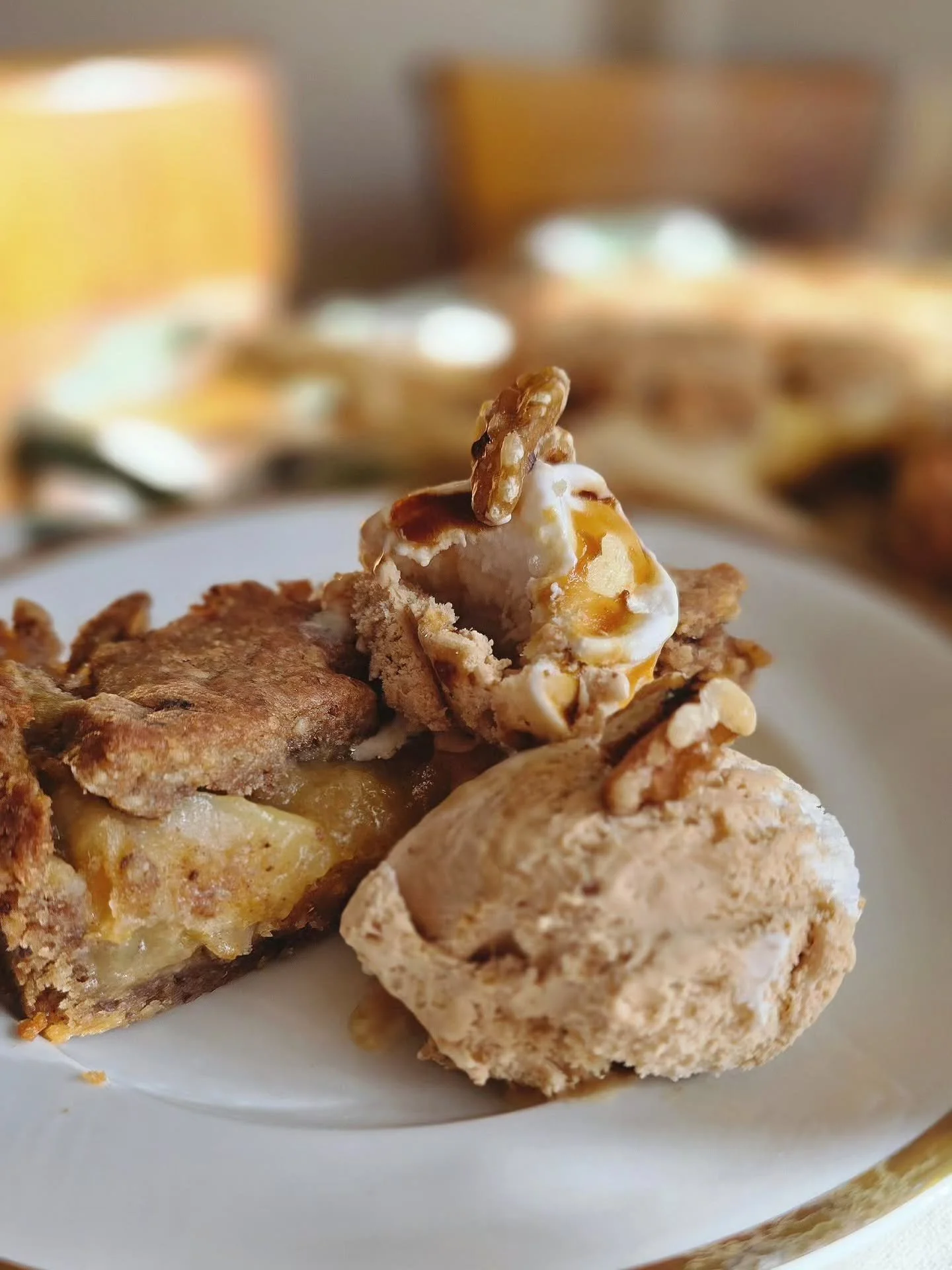 Hier gibt's Apfelmuskuchen mit Walnussboden. Und aus dem Boden haben wir gleich noch ein paar B&auml;umchen, Bl&auml;tter, Schnecken und Igel gezaubert und den Kuchen aufgeh&uuml;bscht. 

Der M&uuml;rbeteig dieses Mal aus Walnussmehl, Butter, Ei und 