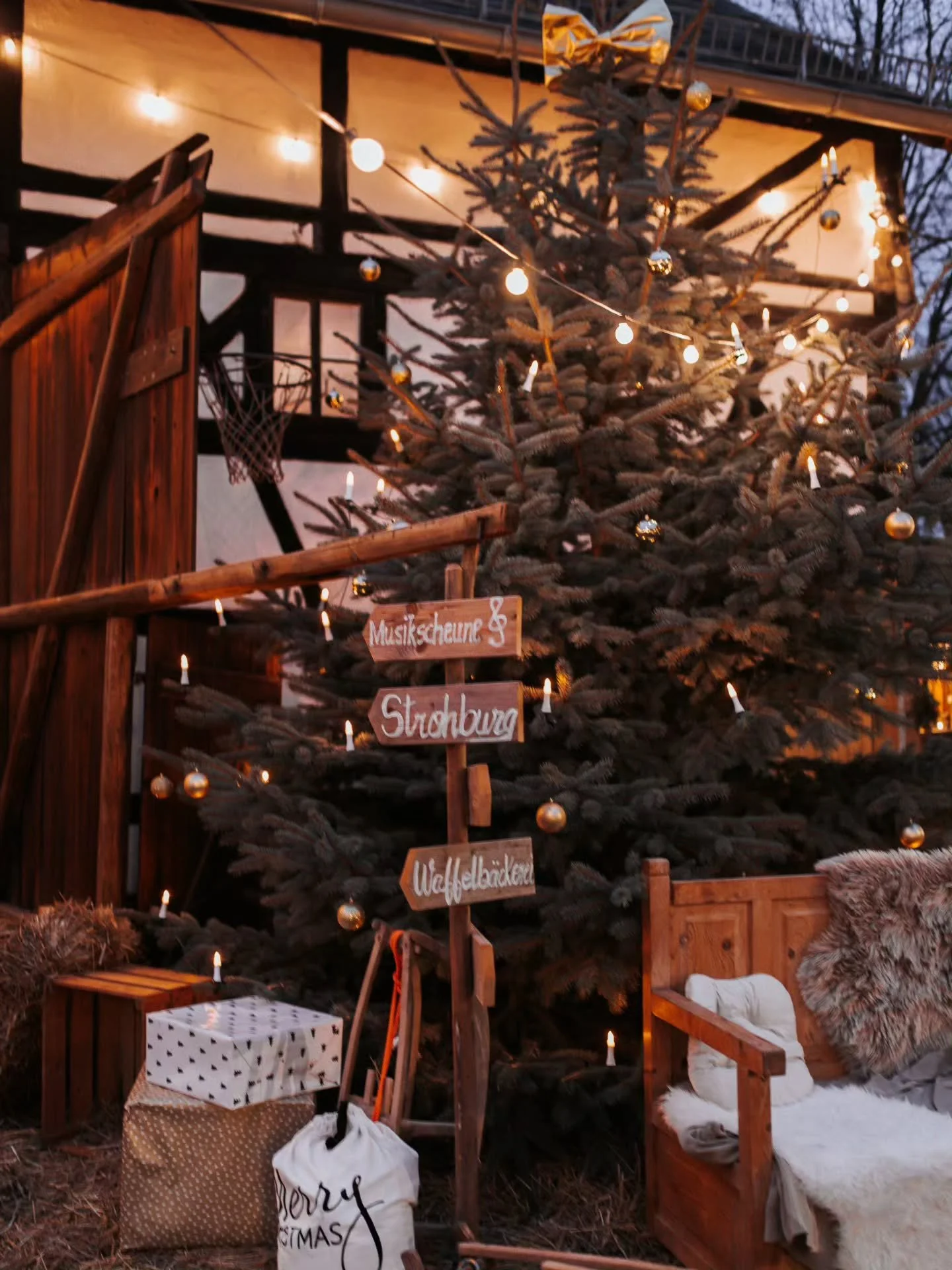 Weil Melli so sch&ouml;ne Bilder geknipst hat. Na und weil ich die Lichter so liebe im Hof, deswegen gibt's nochmal Lichtelfest-Spam.

Seht ihr die Schleife oben am Baum? Die war erst kurz bevor die Tore am Samstag &ouml;ffneten am Baum. War mir wahn