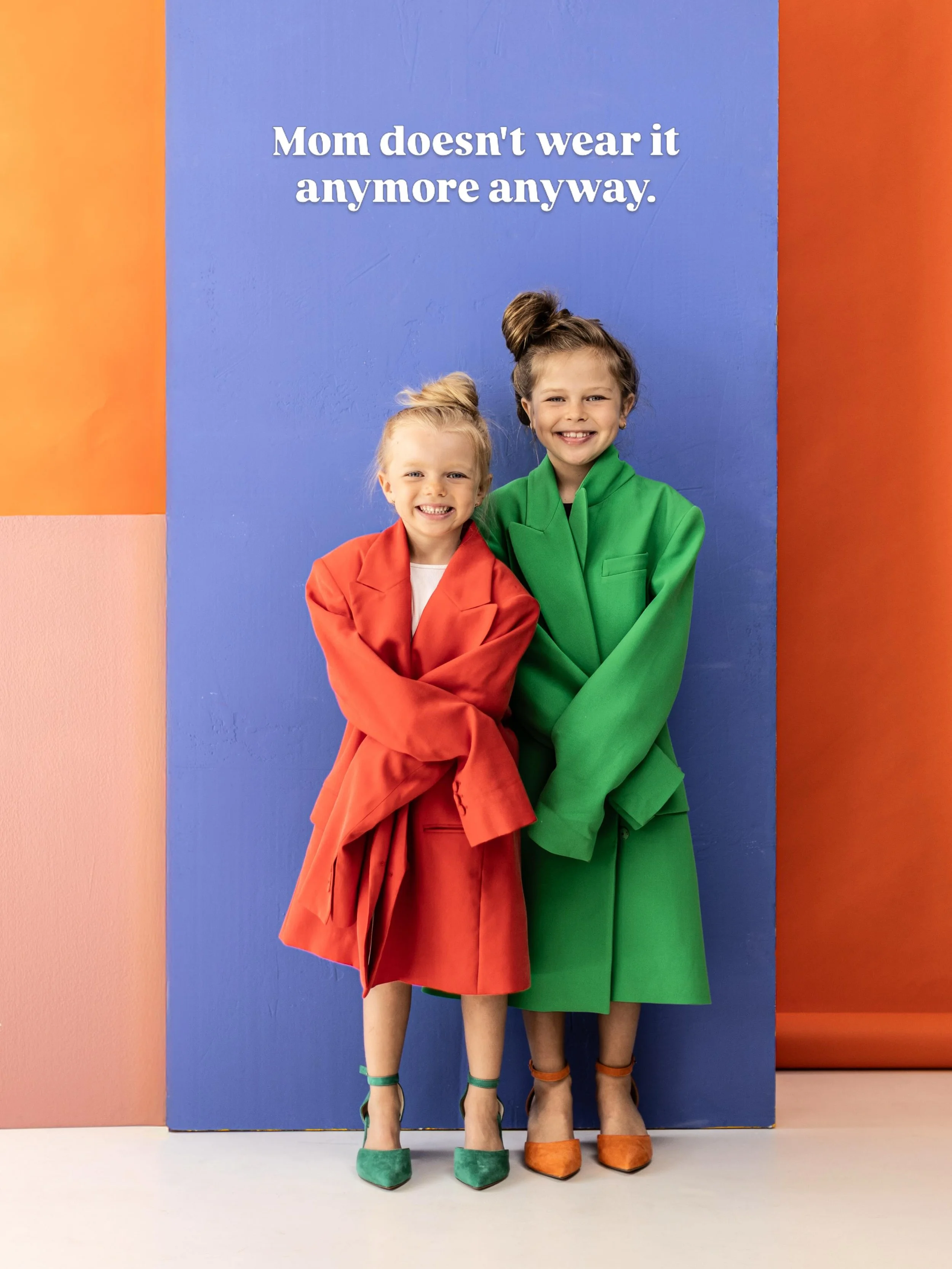 Super, že se toho @lenka.gvuzdova neboj&iacute;&scaron;. Ničeho!

Family photo shoot at my colorful studio in Prague. If you&rsquo;re not afraid of color, send me a 📩

Mua @jancamakeupartist ❤️💄