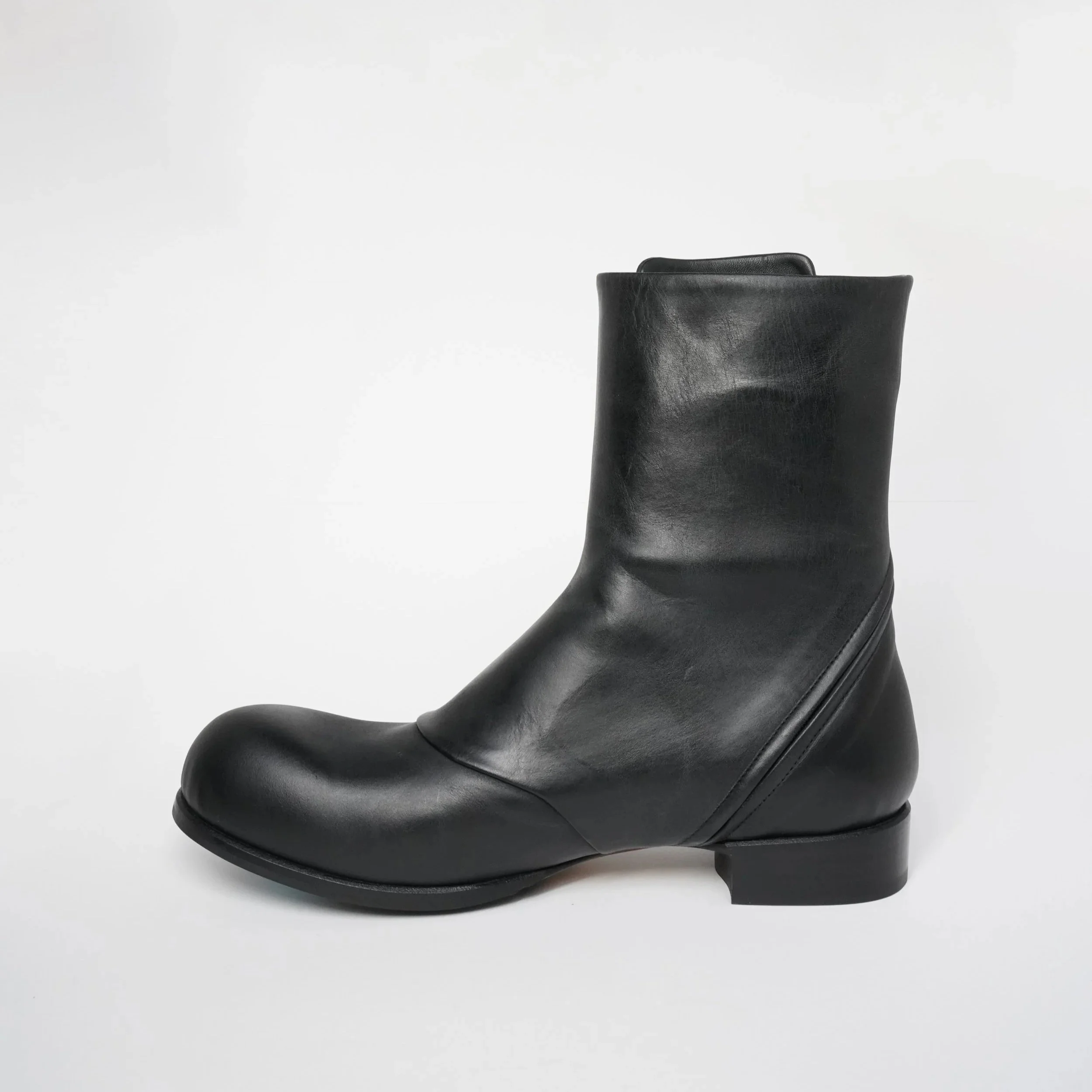 IDAS forma i 001 ecological horse leather button boot medial view
