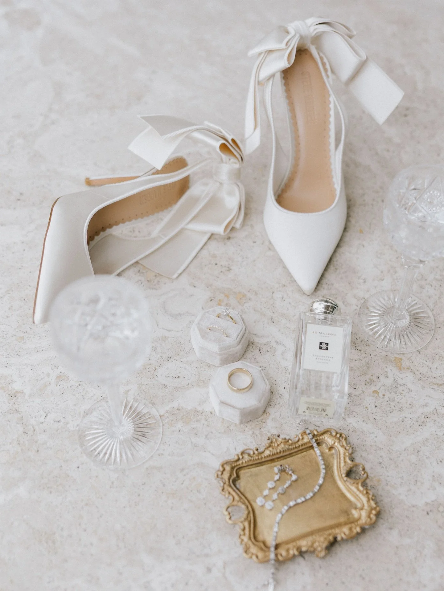 The sweetest first look from H &amp; S wedding day✨

.
#couplegoals #loveandwildhearts #weddingscoop #photobugcommunity #hprealweddings #engagementphotographer
#couplesession  #weddingphotographer #thebridestory #junebugweddings #intimatewedding #Aut