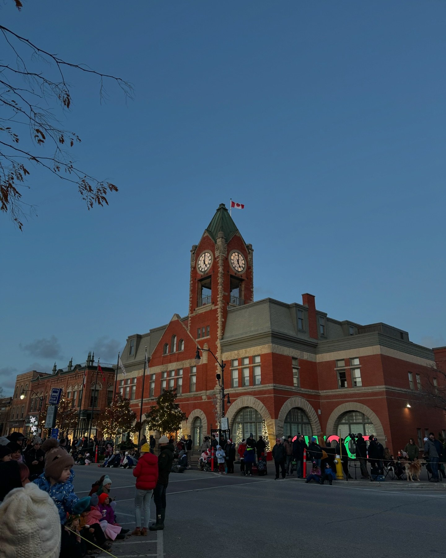 @collingwooddowntown Christmas parade is about to start!🎄
