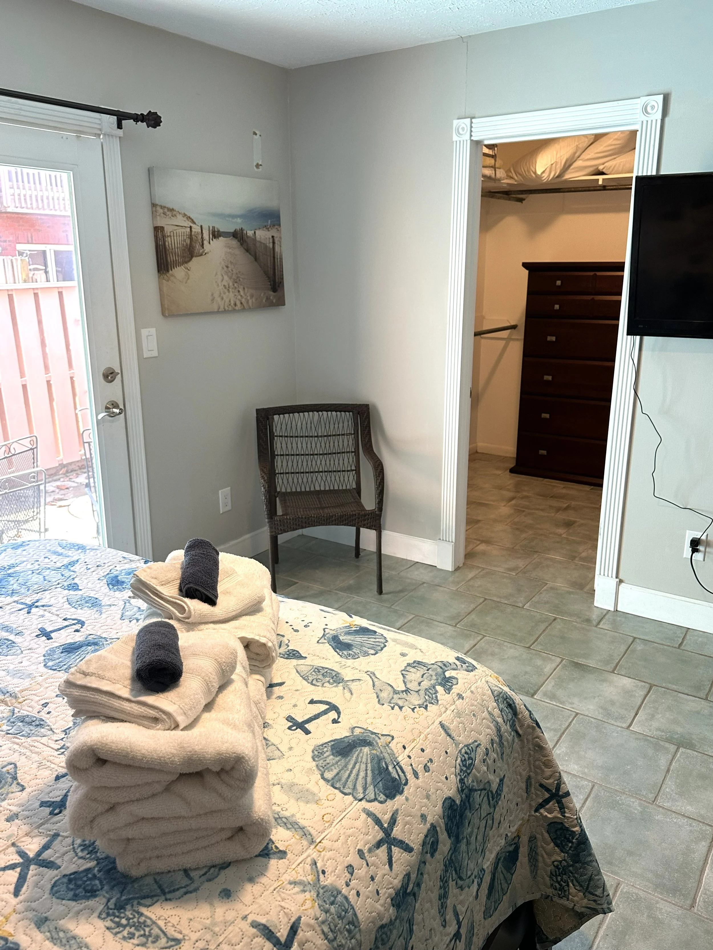 Main into closet.jpg