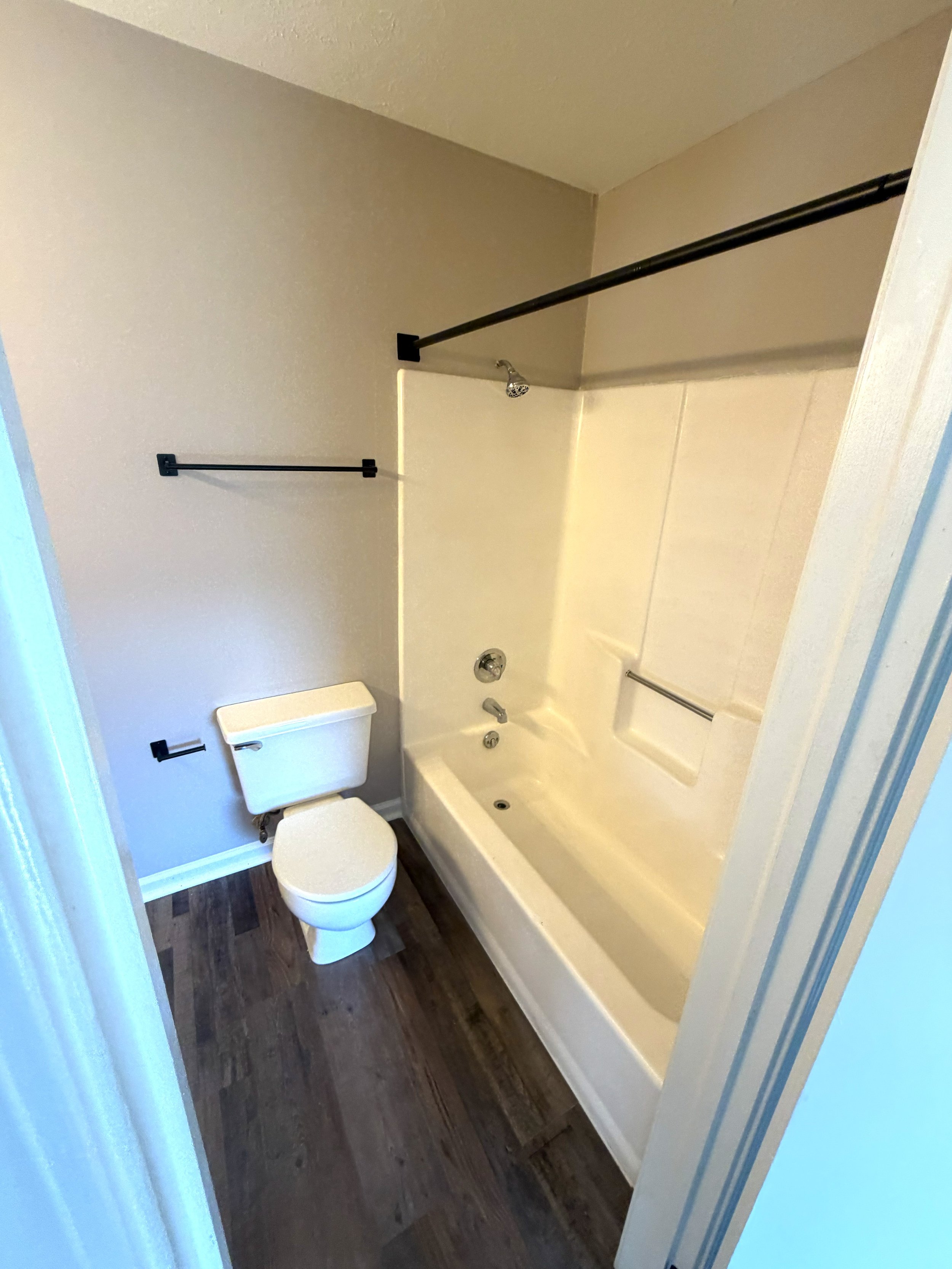 Burcale Main Bath tub.jpg