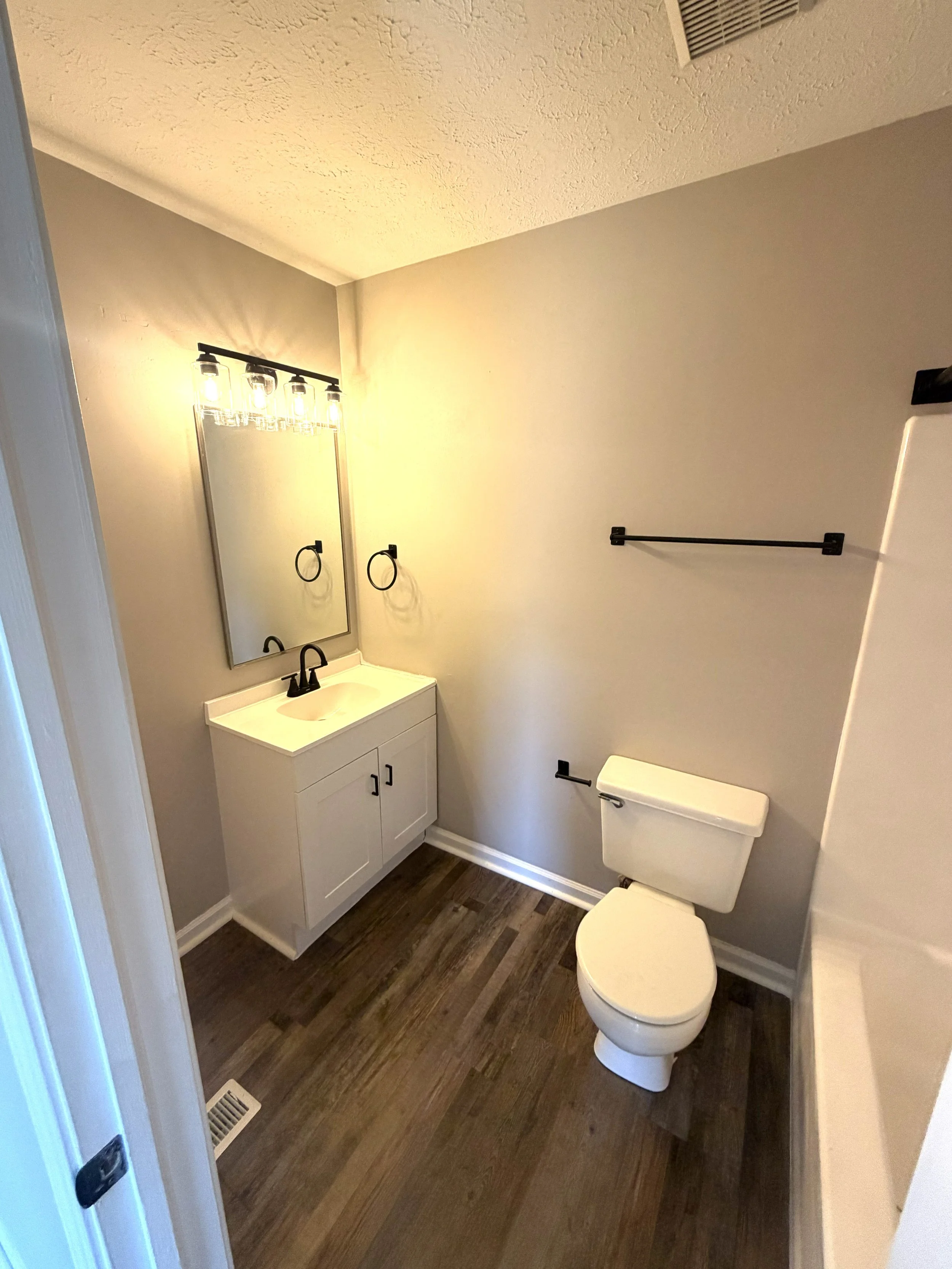 Burcale Main Bath 1.jpg