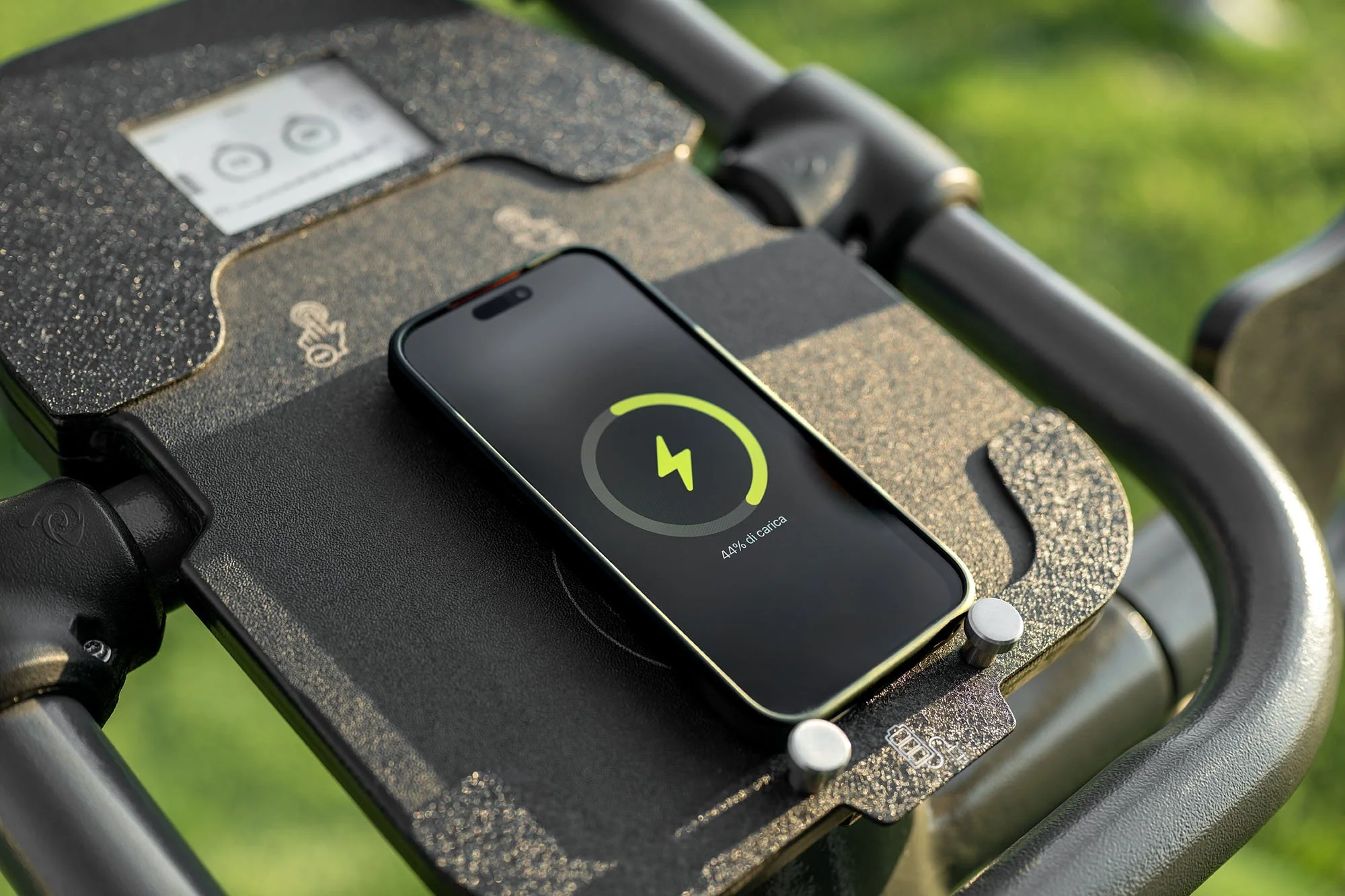 ricarica il telefono mentre ti alleni, telefono in ricarica su ellittica skyfitness cardio line pro