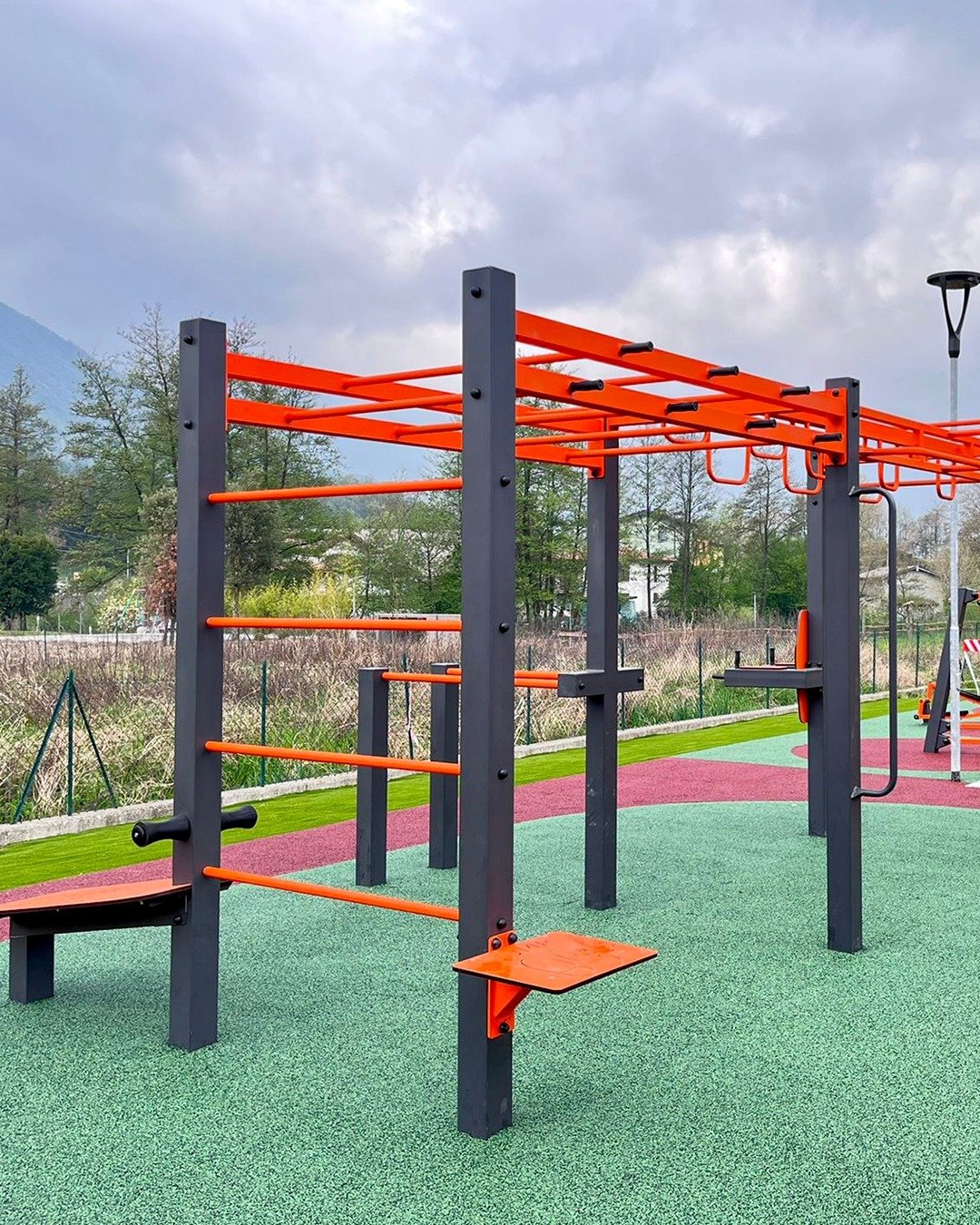 This how we bring unused spaces back to life transforming them into outdoor fitness areas 🏃🏼🏋🏽

#calisthenic #outdoorgym #skyfitness #design #urbandesign #outdoorworkout