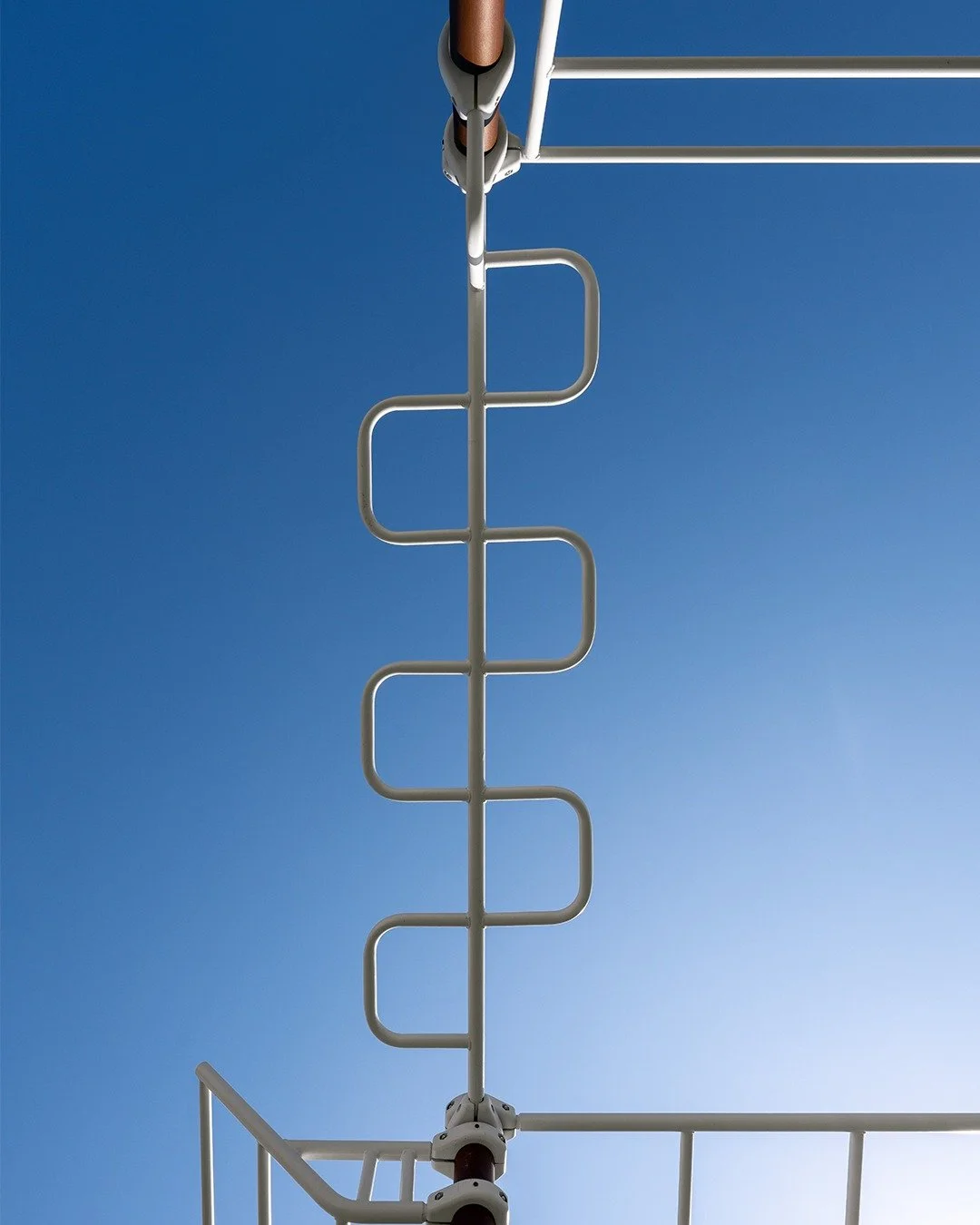 Nothing is left to chance: ergonomics, materials and mechanics.

Details that make the difference 😉

#skyfitness #calisthenics #outdoortraining #fitnessdesign #urbandesign #inclusivity