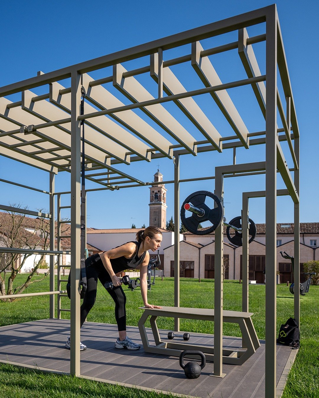 What if your outdoor space could do more?

With Metra you can give identity to any setting and create a functional area designed for dynamic training and a variety of workout styles.

This structure is designed to optimize space and usability, making