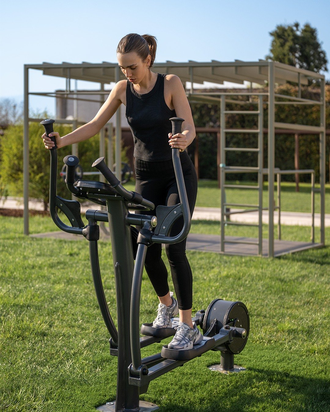 Cardio line PRO brings a new breath of fresh air to outdoor fitness equipment combining smart features, self powered systems and high performance design for modern training spaces. 

The Skyfitness Rechargeable Elliptical stands out as a complete low