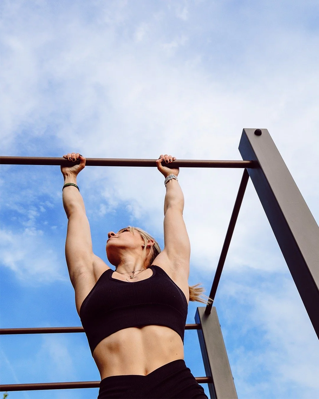 Under the sky everything feels lighter... 💙

#skyfitness #wellnessbeing #outdoorfitness #bluesky #healthylifestyle #outdoorsolution #instagram