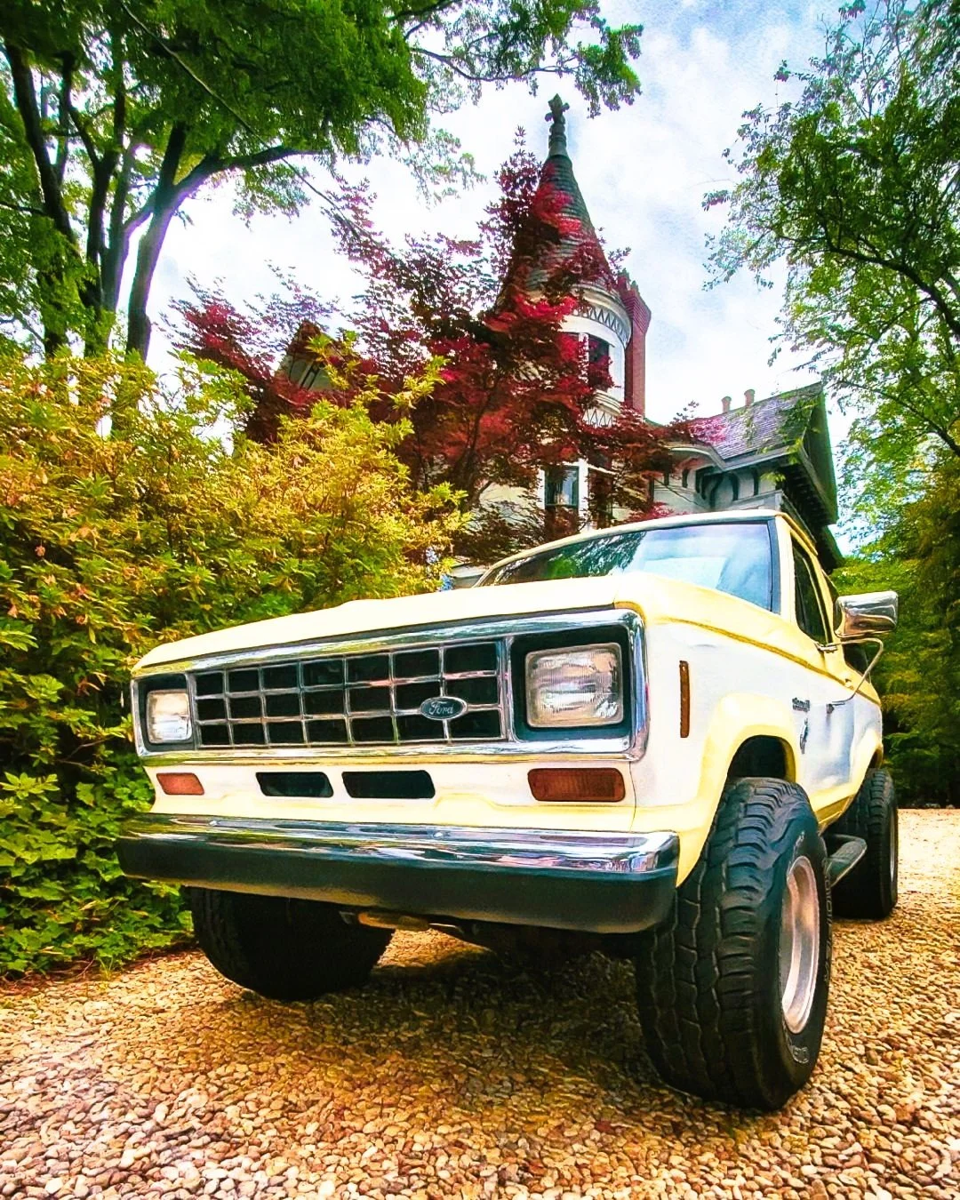 Spent the weekend at the Inman Park Art Festival, surrounded by incredible creativity&mdash;but somehow, the real showstopper wasn&rsquo;t inside a booth.

Right next to ours sat this vintage mini Ford Bronco, parked perfectly in front of a stunning 