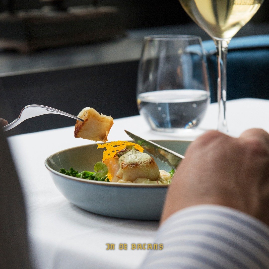 Heerlijk genieten. Bij elke hap. 🤍

Wanneer onze chef een van onze wisselende en seizoensgebonden menu&rsquo;s voorbereidt, denkt hij vakkundig na over:

▪︎ Welke kraakverse ingredi&euml;nten hij wil gebruiken.
▪︎ Welke verfrissende smaken hij wil c