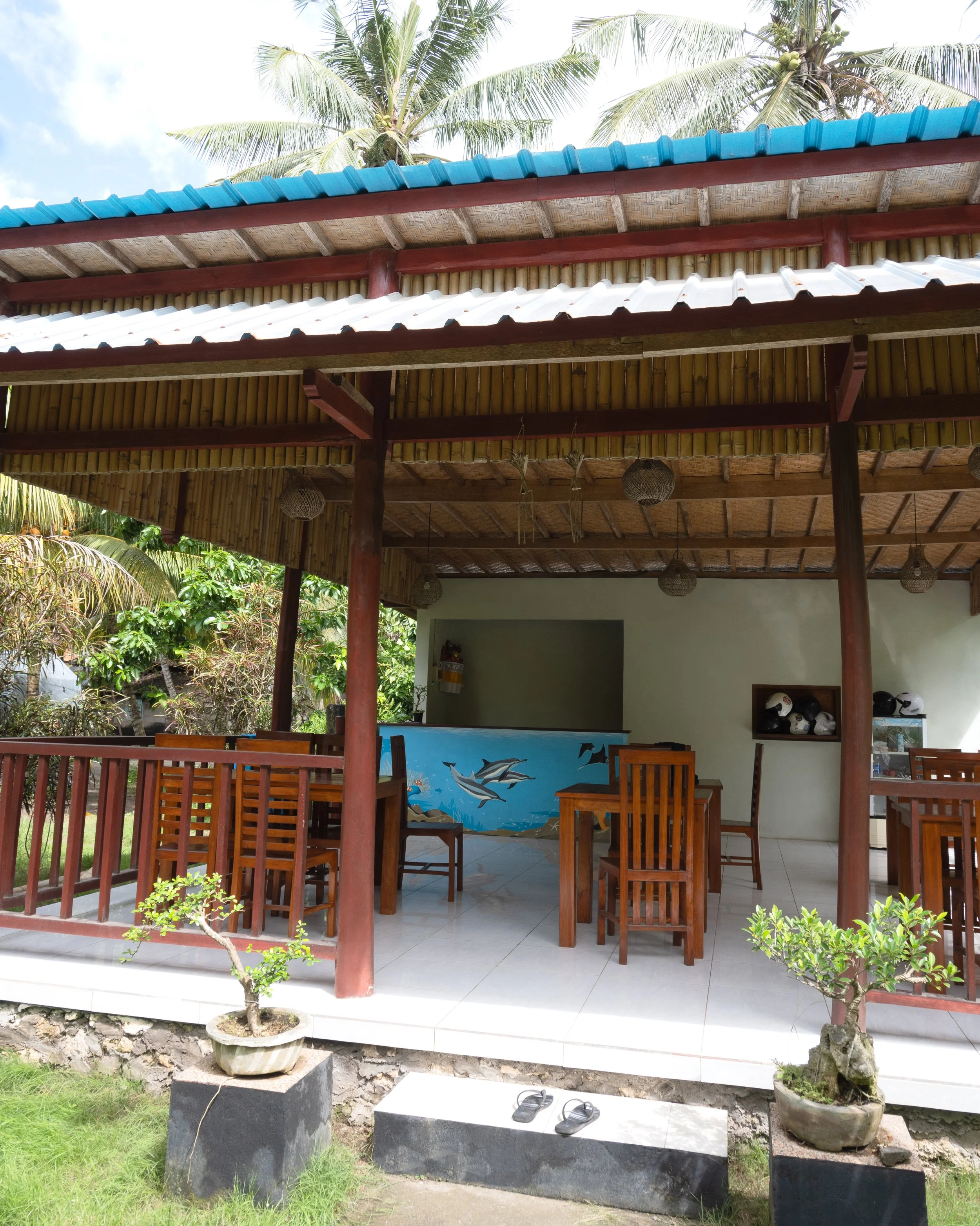 Puri Yalus Homestay - Spinner dolphins pass by the reef of a crystal clear bay. Painted on the reception wall in Crystal Bay area. 