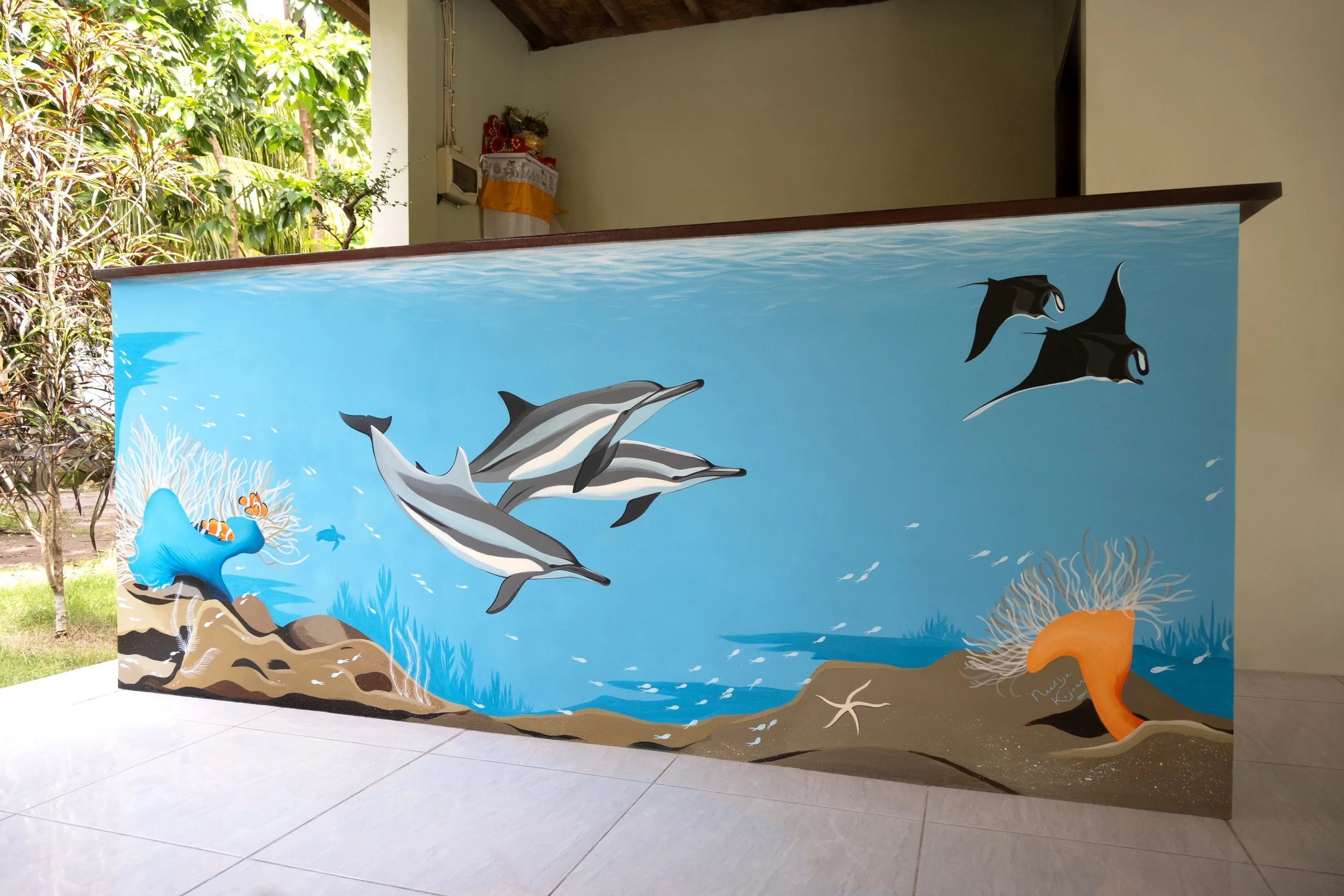 Puri Yalus Homestay - Spinner dolphins pass by the reef of a crystal clear bay. Painted on the reception wall in Crystal Bay area. 