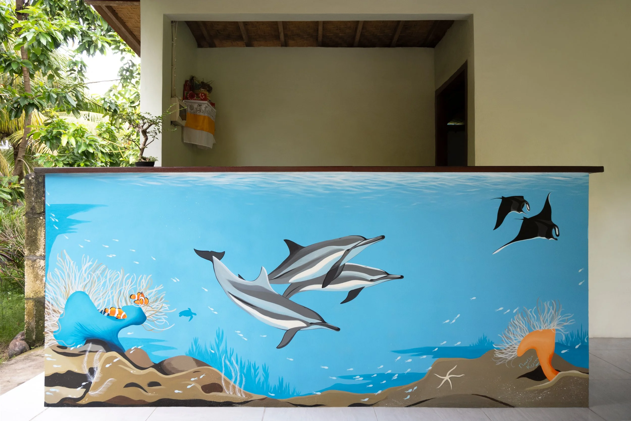 Puri Yalus Homestay - Spinner dolphins pass by the reef of a crystal clear bay. Painted on the reception wall in Crystal Bay area. 
