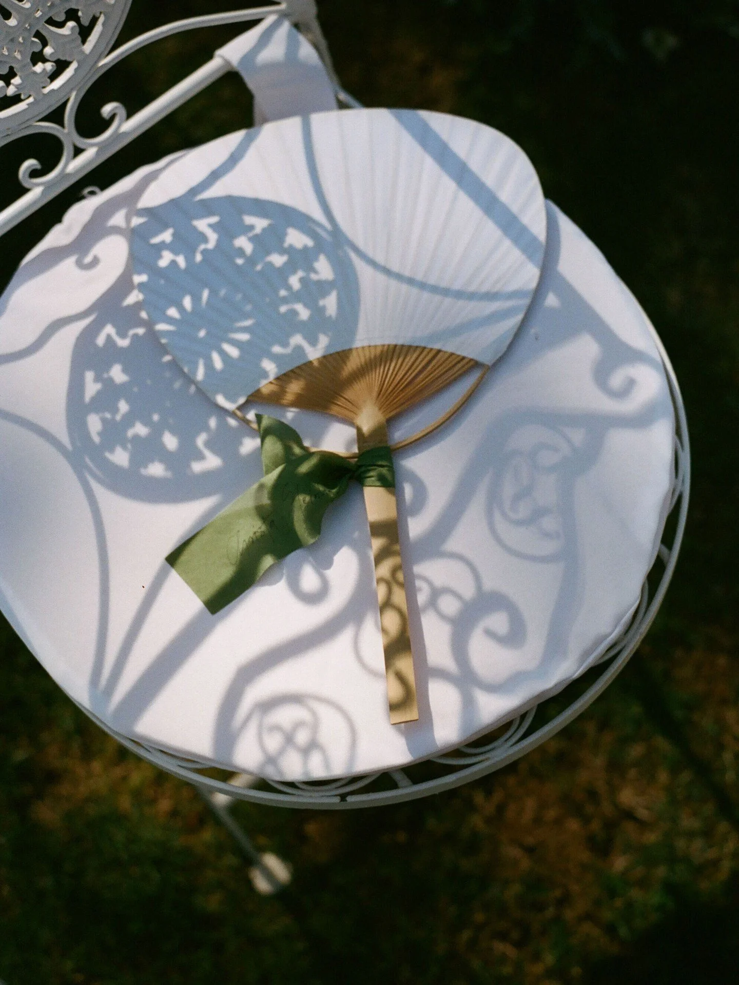 personalized silk ribbons for ceremony fans were such a sweet touch 

ribbons: @wedding.mark
photo: @taylorandporter
design &amp; planning: @hay_events
in collaboration with @marrybylen
video: @tommykochfilms