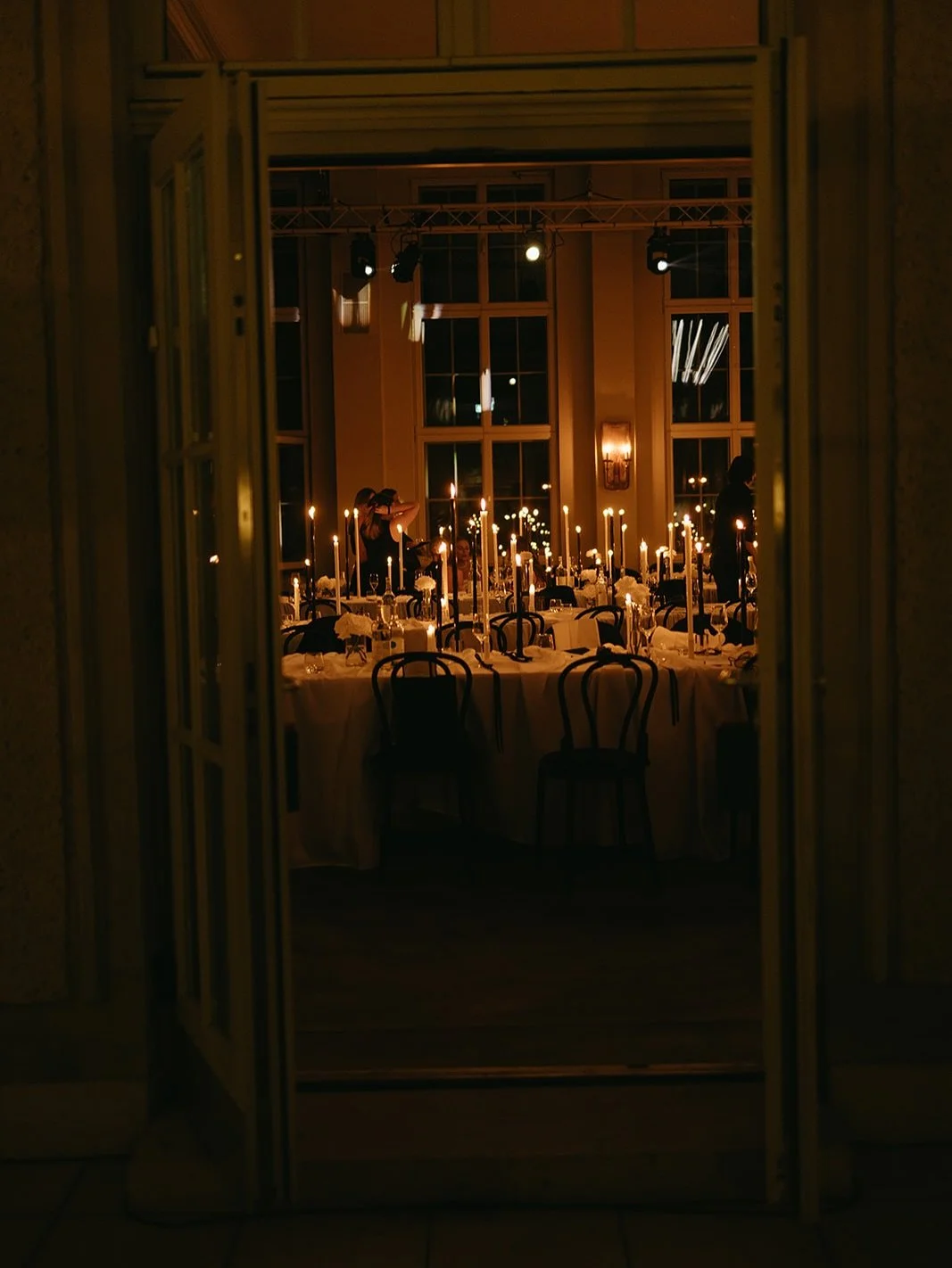 When the dinner mood is on point ✨

photo: @juliaandgil
design &amp; planning: @qt.weds
decor: @your.wedding.ag
florals: @botanicaffairs
bride: @behindnocosmetics