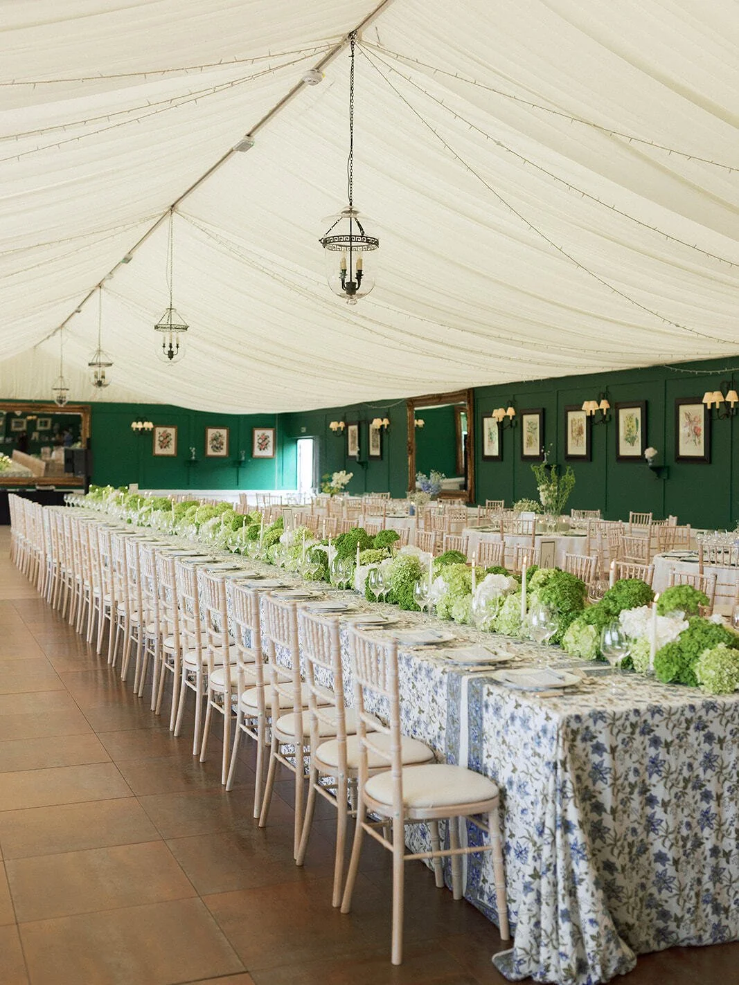 The kind of dinner table that makes guests pause before taking a seat. Long conversations. Candlelight. Thoughtful details.
This is where the celebration slows down and the memories settle in.

photo @ninawernicke 
design &amp; planning @hay_events 
