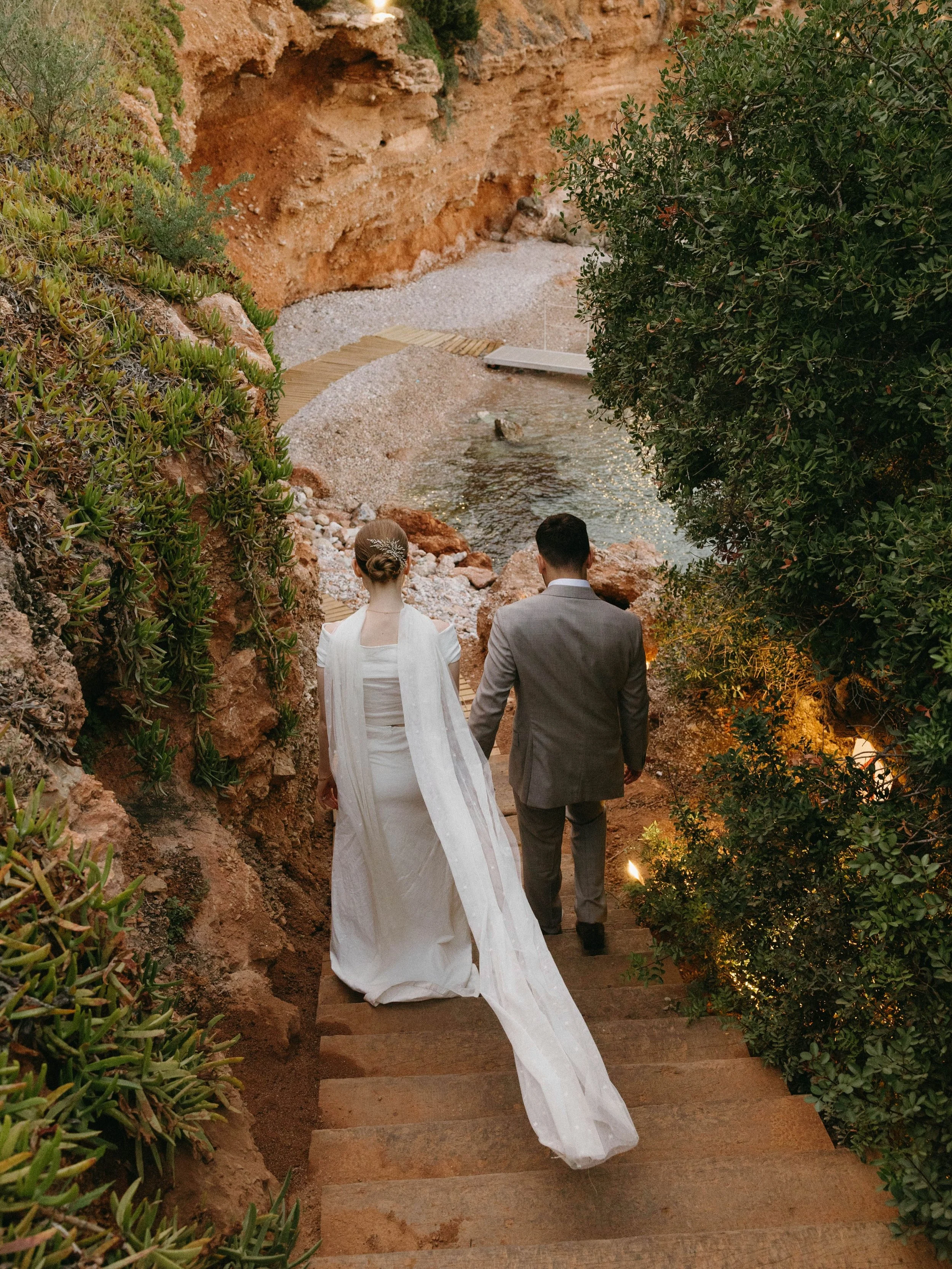 Coastal elegance on the Athens Riviera. 
Sweet memories of A&amp;G&lsquo;s wedding 🤍 

photo &amp; video @samandlarissa_ 
design &amp; planning @trang.oneera 
venue @islandresortathensrivier / Island Art &amp; Taste 
florals @fleurdujourathens 
styl