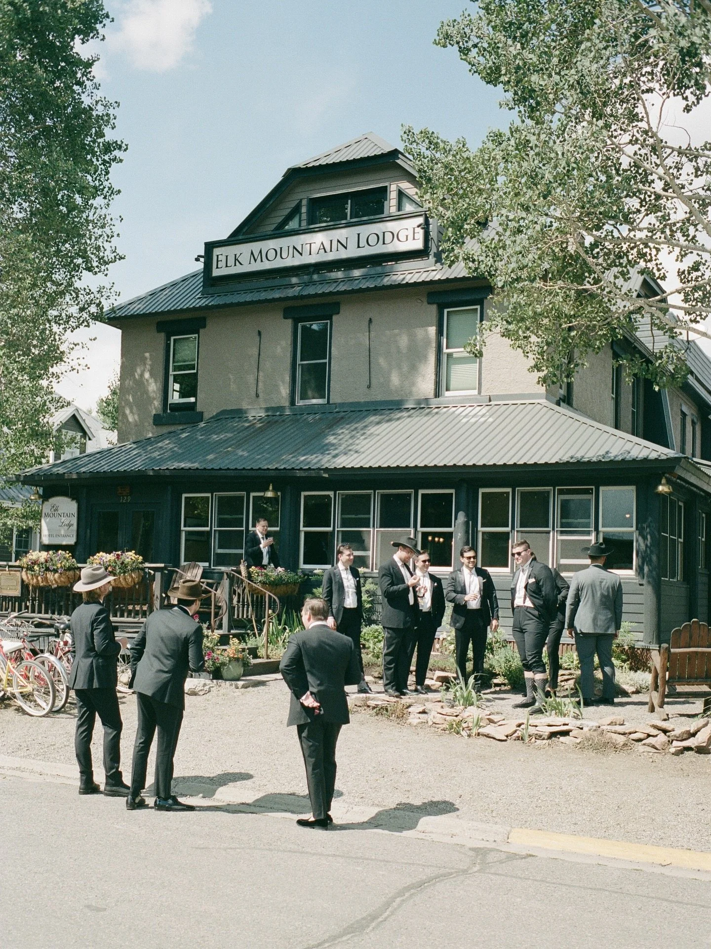 Simple and so elegant September wedding and welcome party in Crested Butte 

Photo @sadiethorellphoto 
Planning &amp; Florals @fancifulweddings 
Welcome Party @publichousecb 
Reception @bruhauscb
