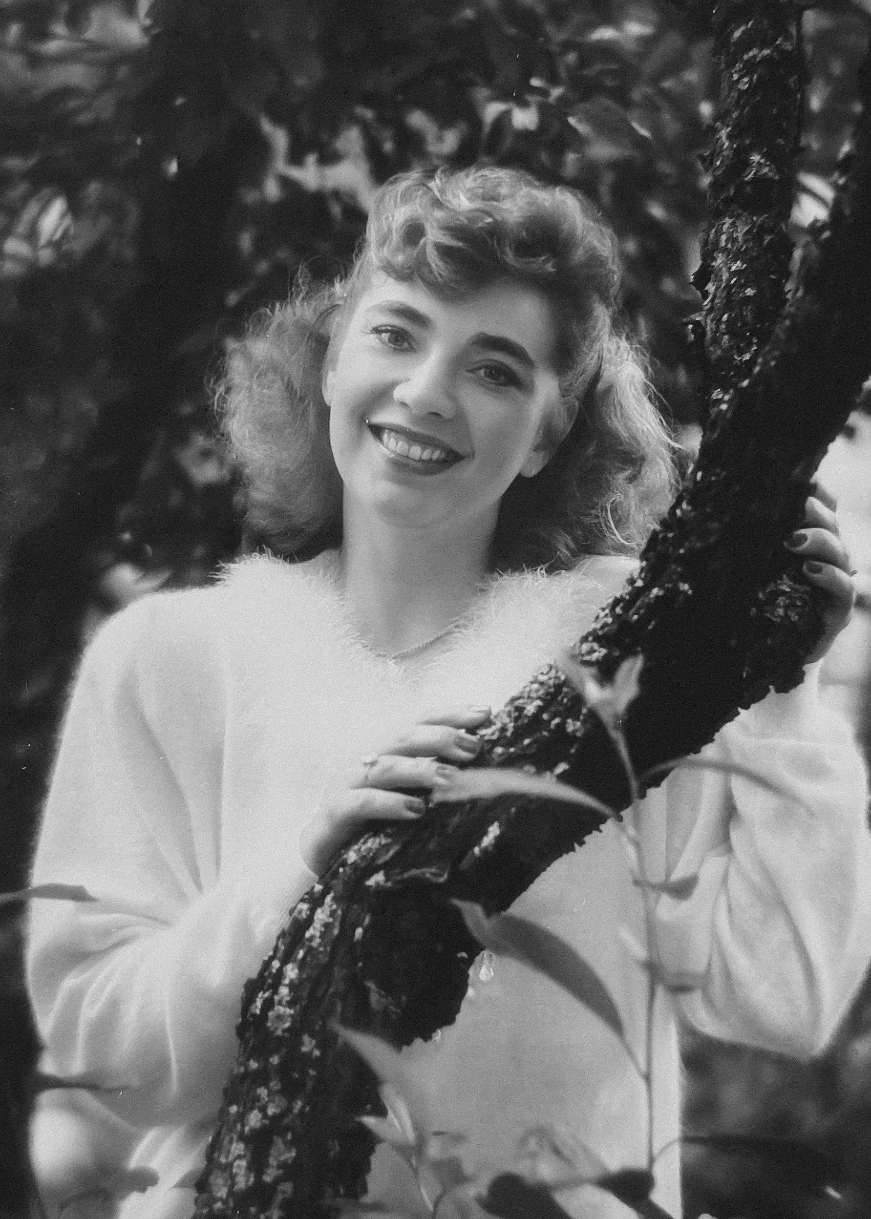 Hymyilevä nuori Kristiina Mäki