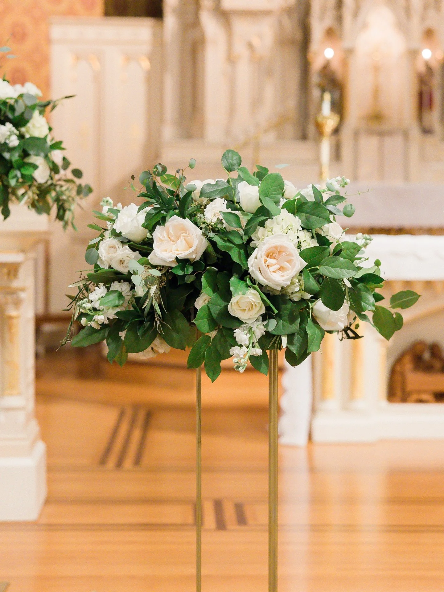 When I say white and greens are always classic you be the judge. This wedding was years ago and as an Iowa wedding florist I think it has remained classic. Are you a trendy bride or do you lean classic? #weddinginspiration #classicwedding #iowaweddin