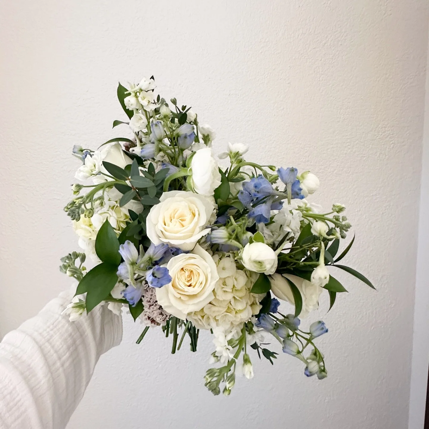 In Amelia Island Florida designing our first 2026 wedding! Soft blues and white is still trending for weddings and absolutely love the aesthetic. When people hear I travel all over the country to design wedding floral there are always so many questio