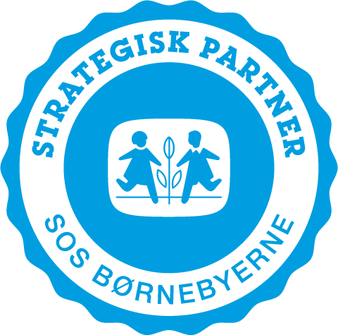 Badge with blue border and white background featuring two children holding a plant, with text 'Strategisk Parenter SOS Børnebyerne'.