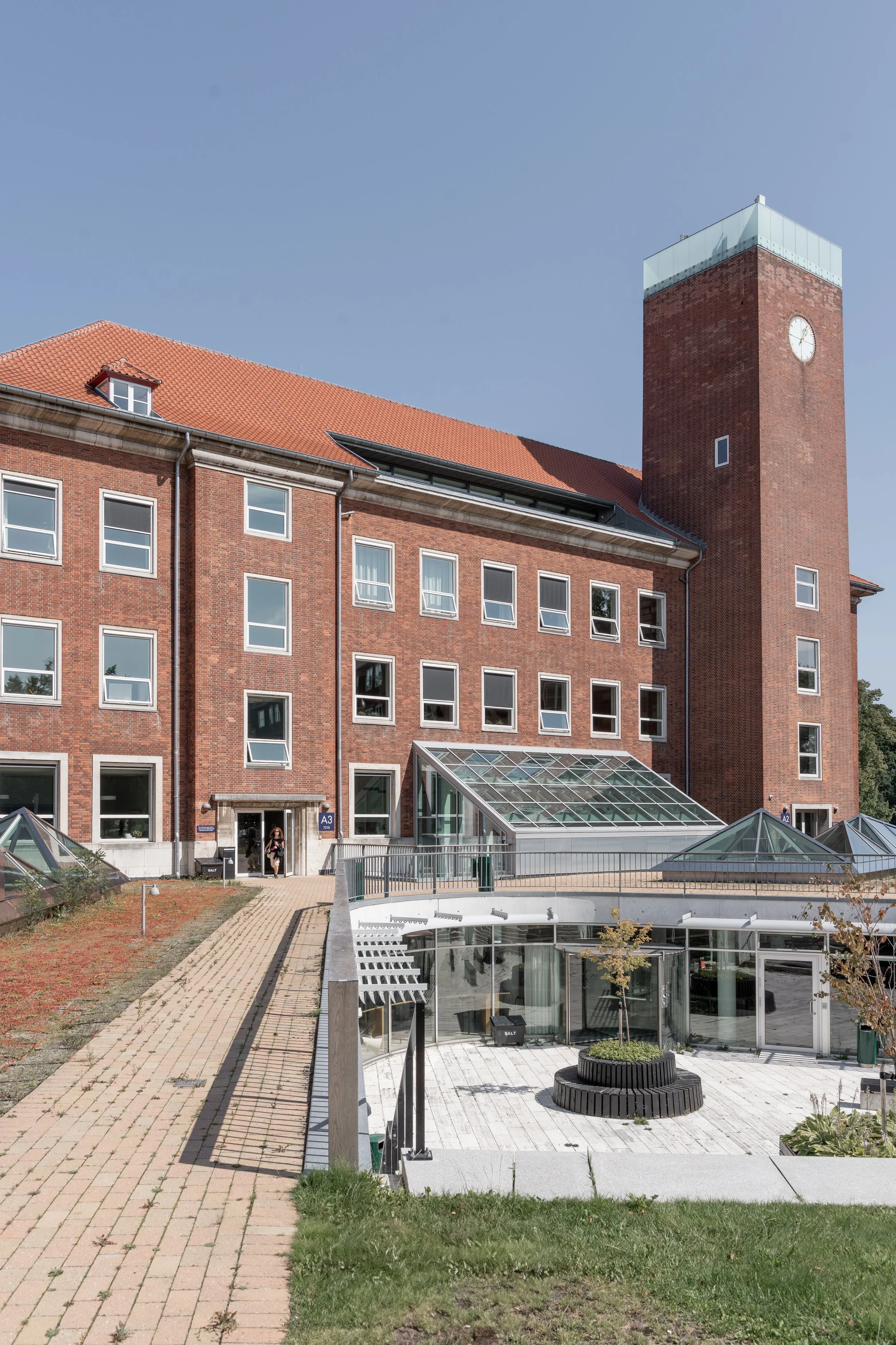 Campus Emdrup eksterioer med indgang og landskabsforbindelse