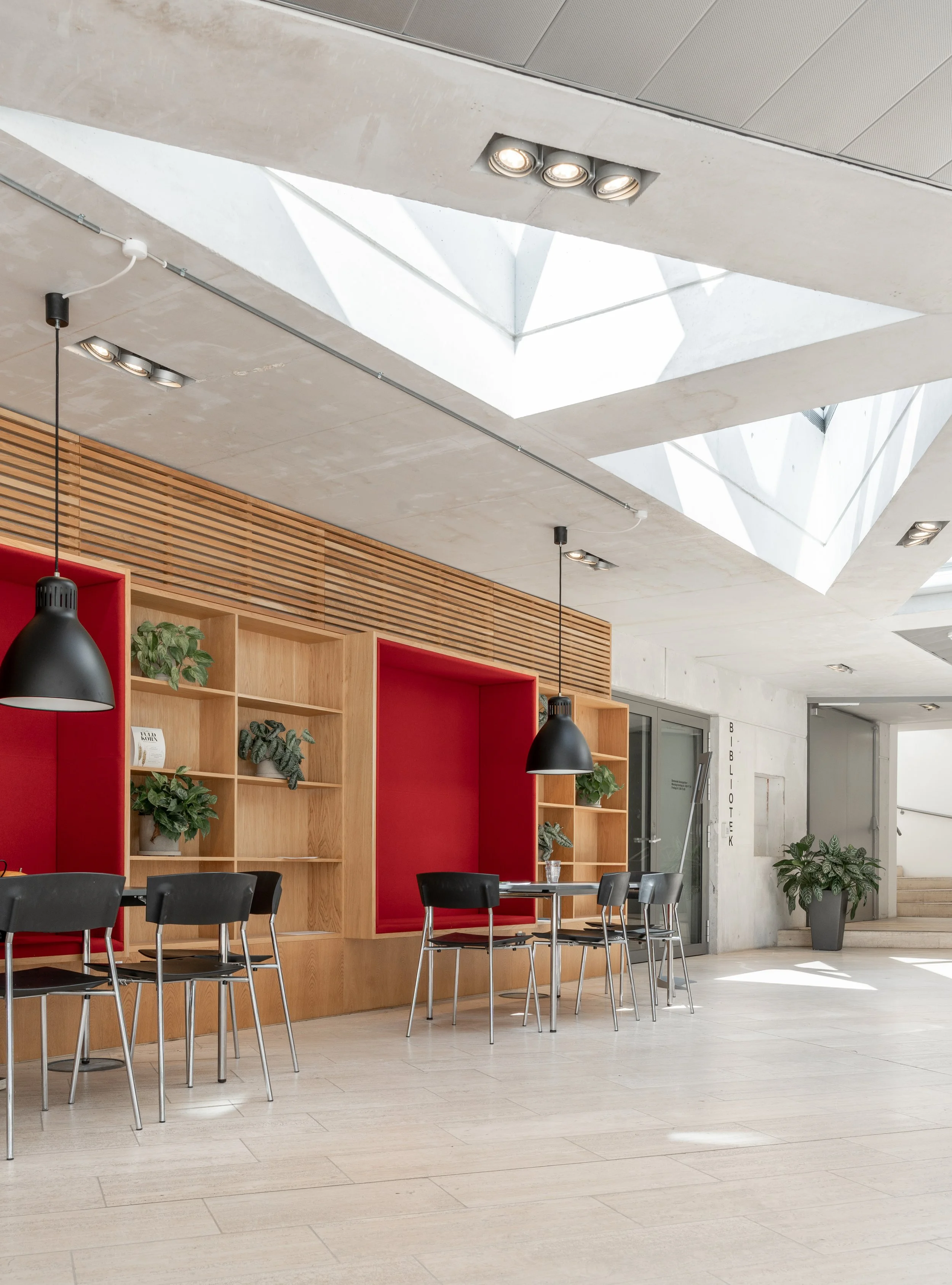 Interioer med varme materialer og rolig studieatmosfaere