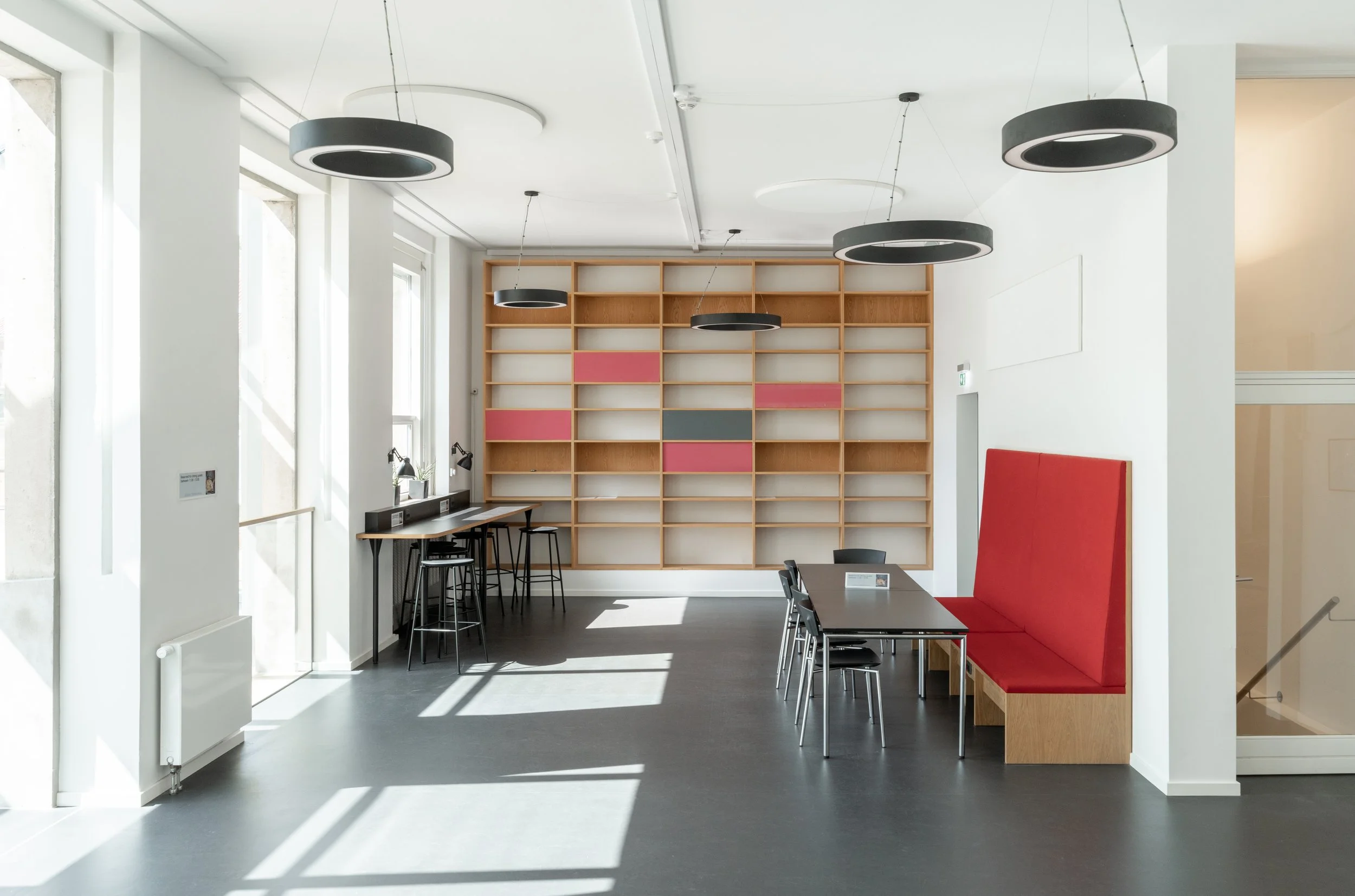 Fleksible studiepladser og uformelle opholdszoner paa campus