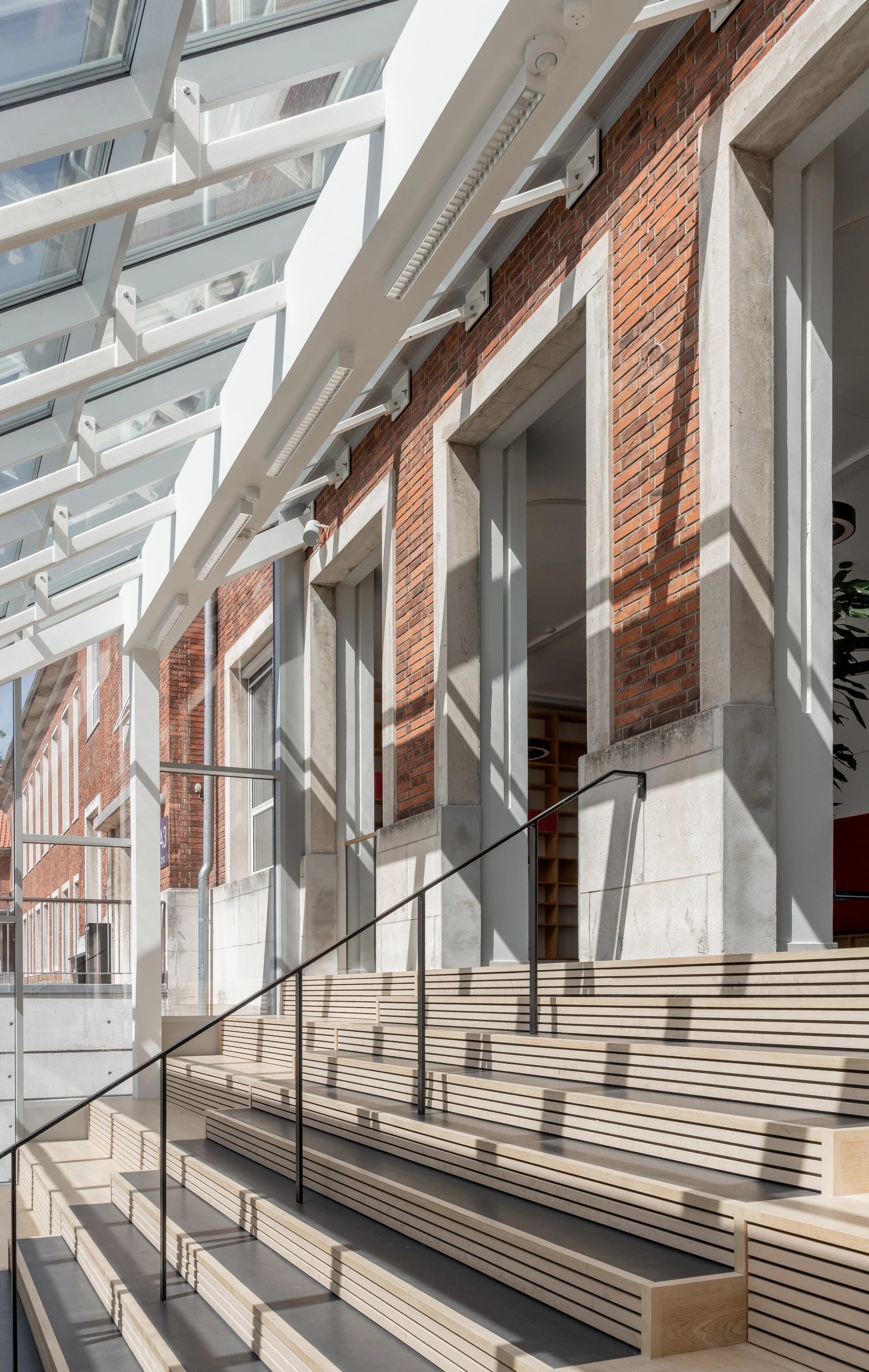 Omdannet lysgaard med trappe der skaber vertikal forbindelse