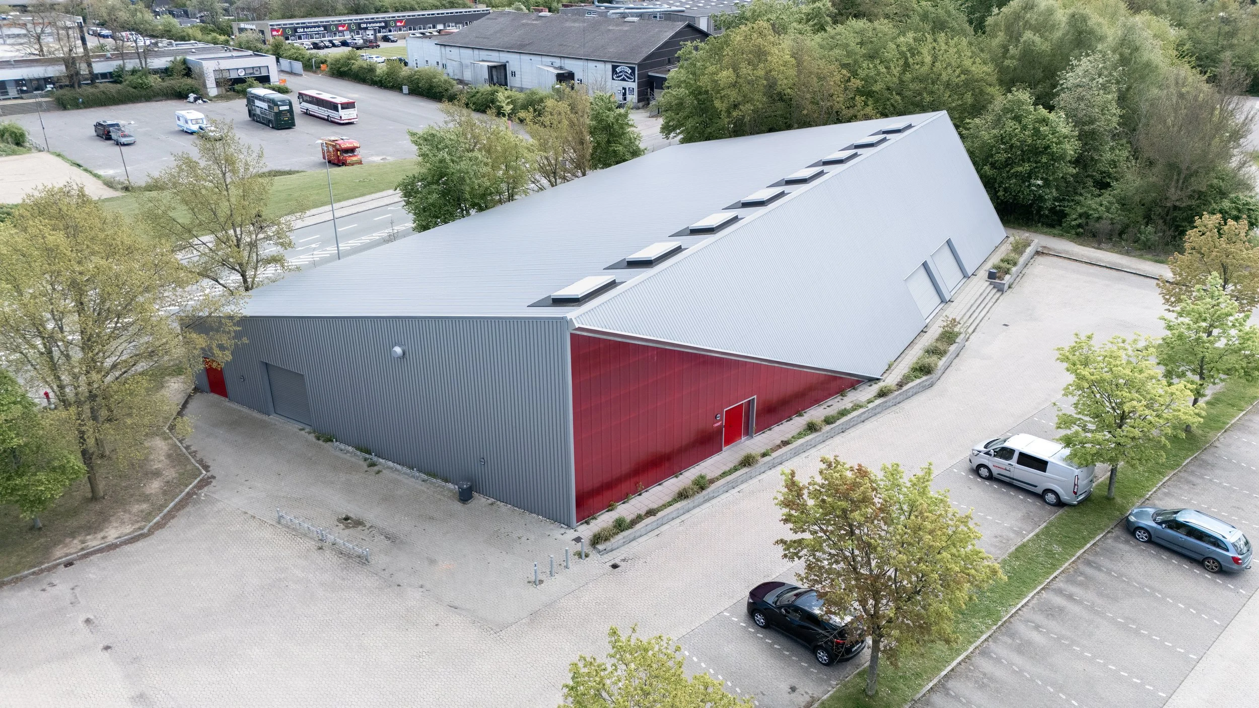 Model i fugleperspektiv af rullehockey hallens volumen og placering