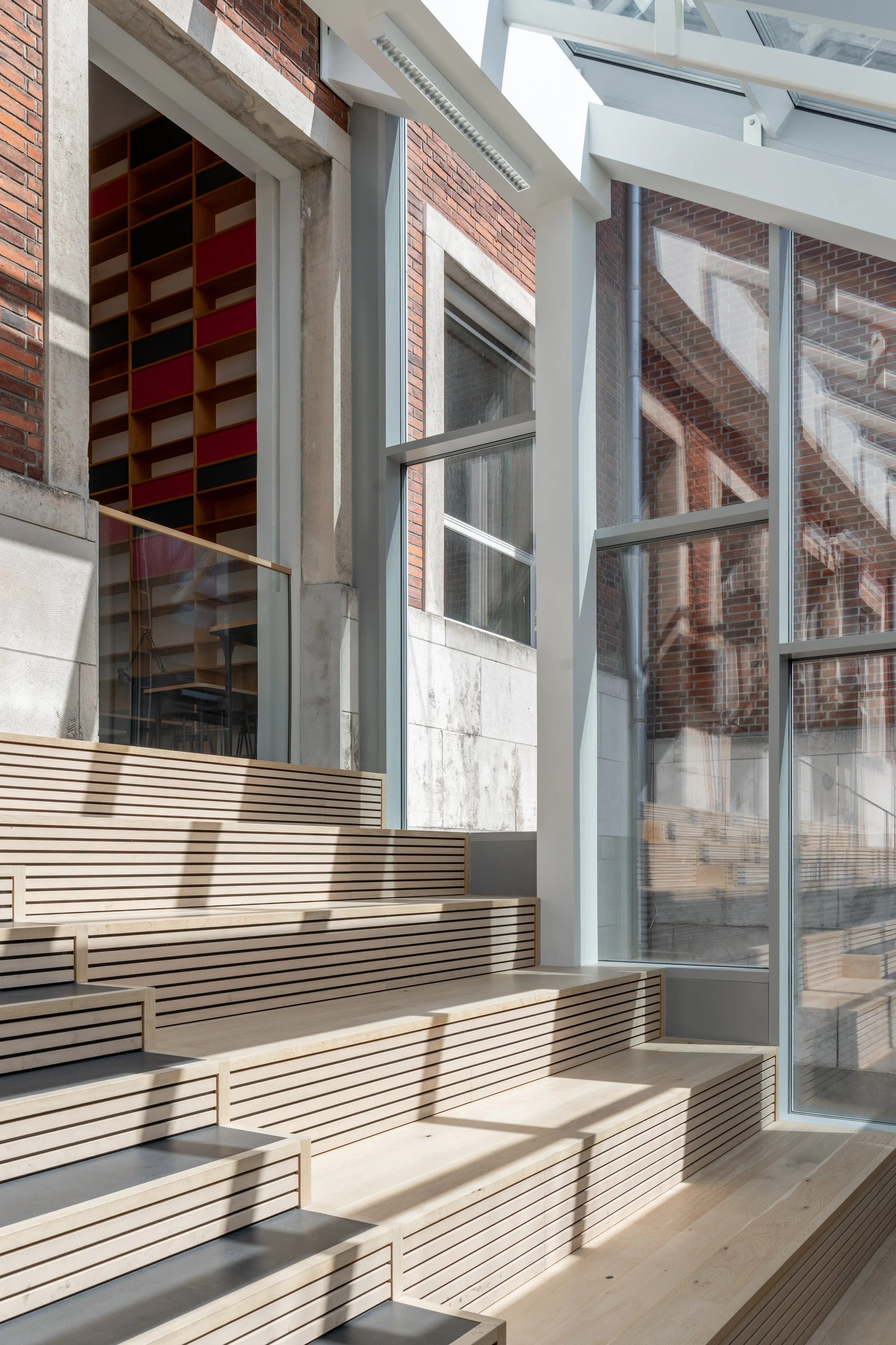 Ny traetrappe der forbinder etager og bringer dagslys ind