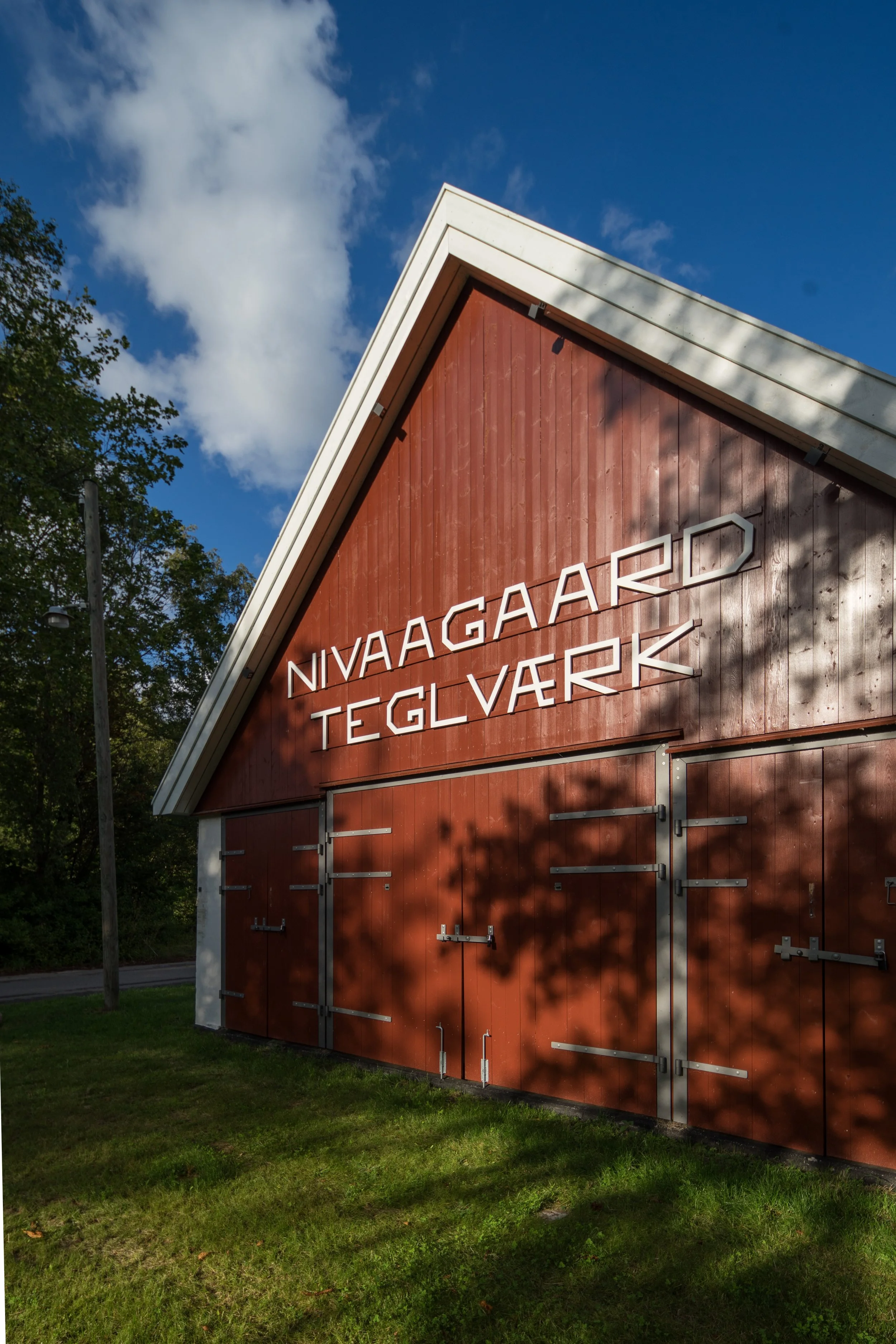 Side view of Vognporten with Nivaagaard Teglværk lettering