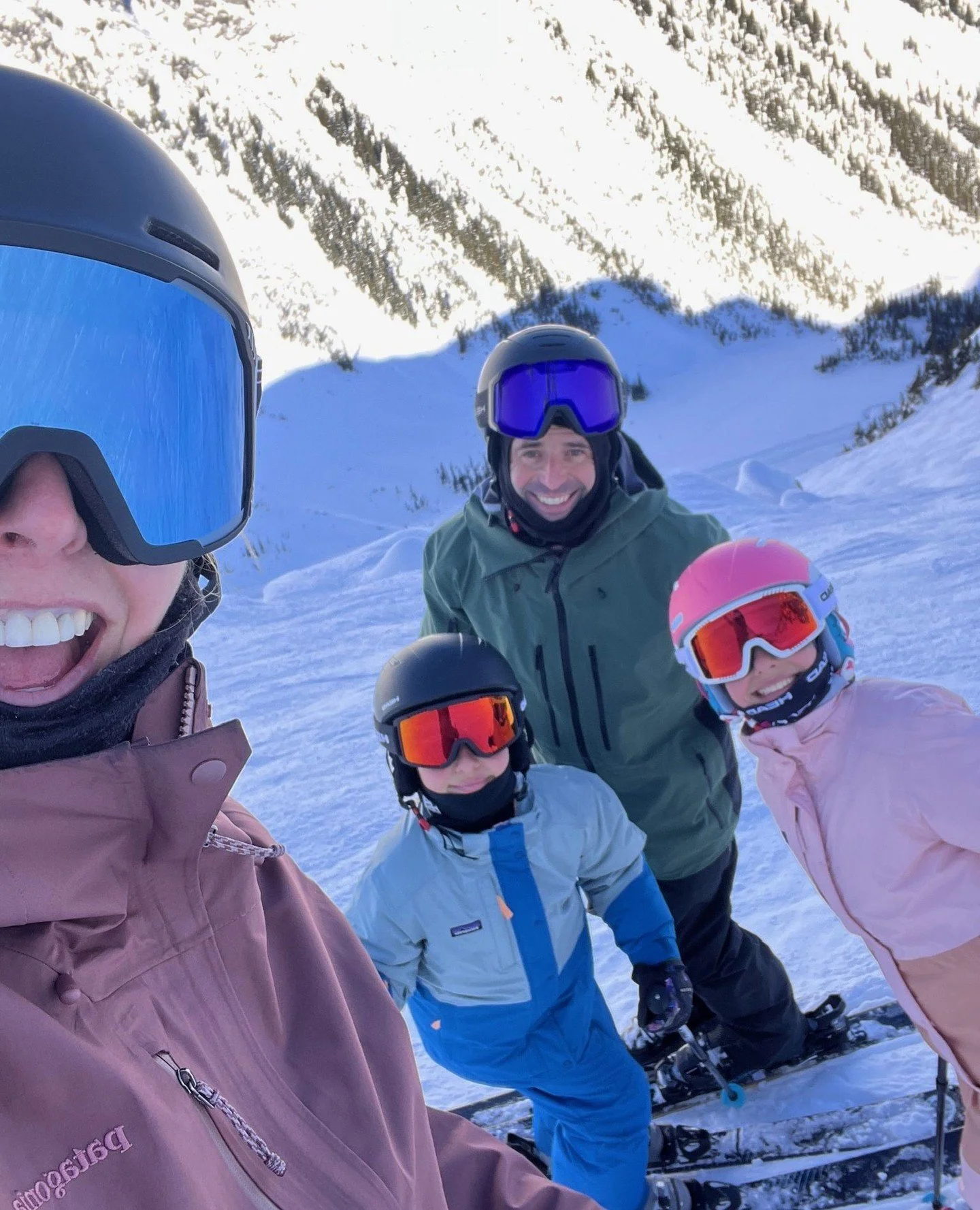 The secret to skiing a ton over Christmas break with kids? Simple: protect the vibes at all costs.⁠ 😅⁠
⁠
Here&rsquo;s what actually works for us &mdash; two parents who love skiing a little too much and two kids who are sometimes still deciding: 👇⁠