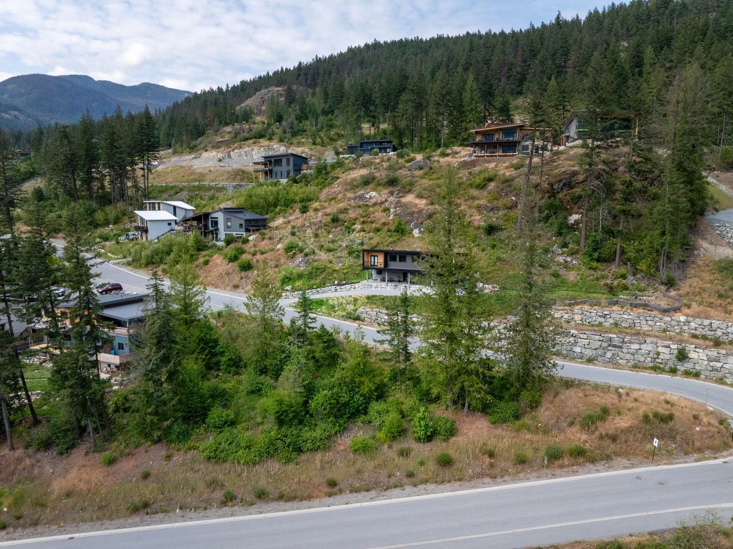 A great lot is one thing. But one where you can get started right away? That&rsquo;s when building actually feels doable. 👀⁠
⁠
Approved plans + permits mean you skip months (sometimes years) of design, revisions, and municipal back-and-forth &mdash;