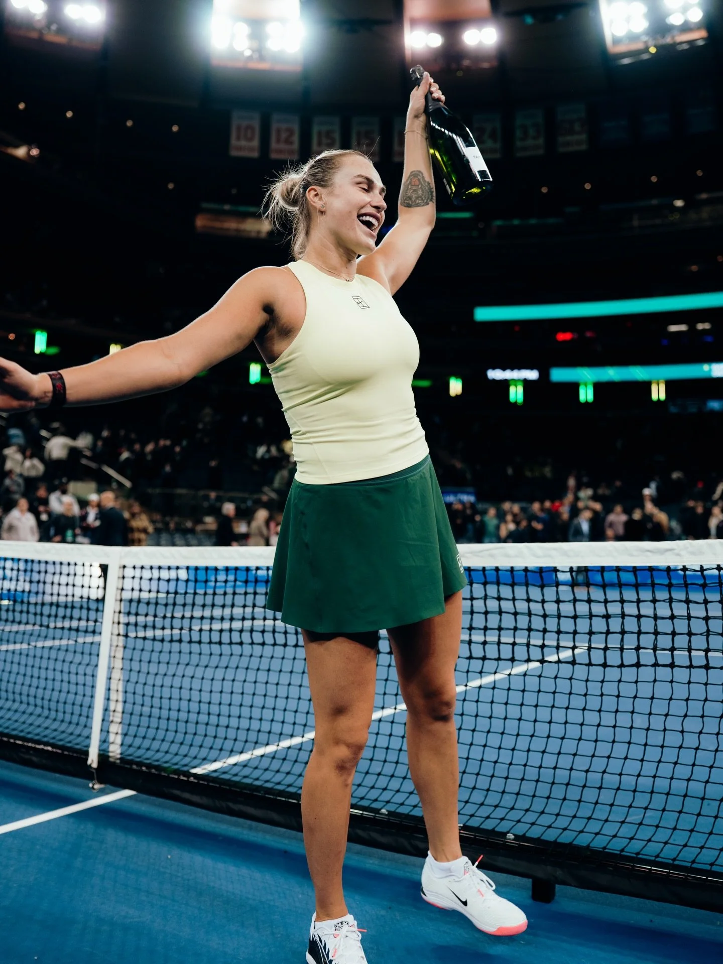 That first title of the year feeling 💥 Congrats @arynasabalenka on your @brisbaneinternational win! 🥂🤩