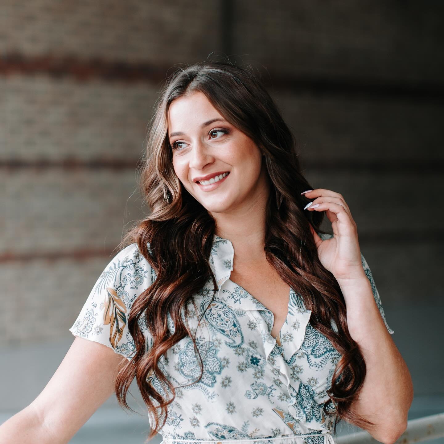An oldie but a goodie 🫶

Enhanced her warm brown eyes with a rich shadow, focusing on the outer third to add depth without closing them in ✨ Keeping the lid bright keeps her eyes looking big, radiant, and youthful!! ✨

Makeup @by.rebeccasmith 
Hair 