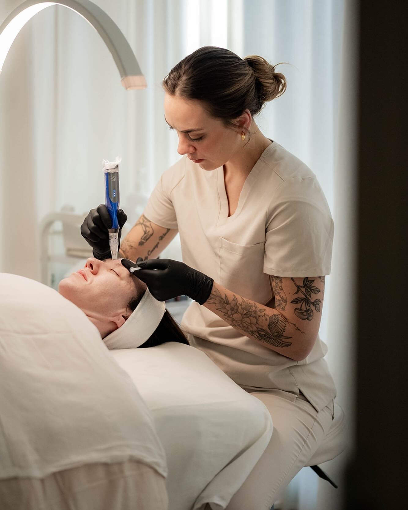 ✨ Microneedling: The ultimate glow-up ✨

But what is it and what does it do?! Microneedling is a skin-rejuvenating treatment that uses tiny needles to create micro-injuries, stimulating collagen and elastin production. This process improves texture, 
