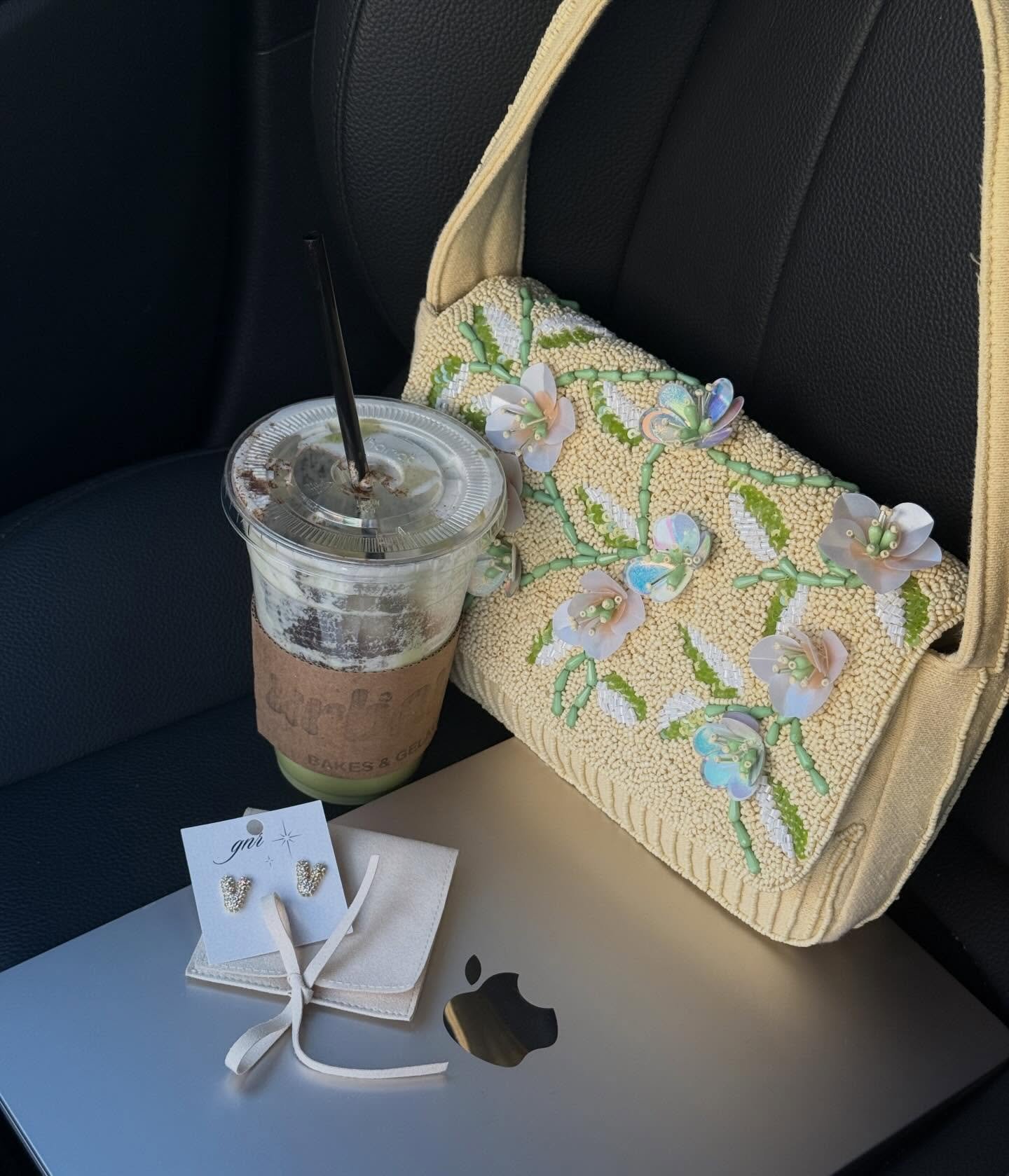 angel letter earrings + an @urbanalaredo banana matcha for a gnr planning day. 🍌🍵💘✨🛍️
