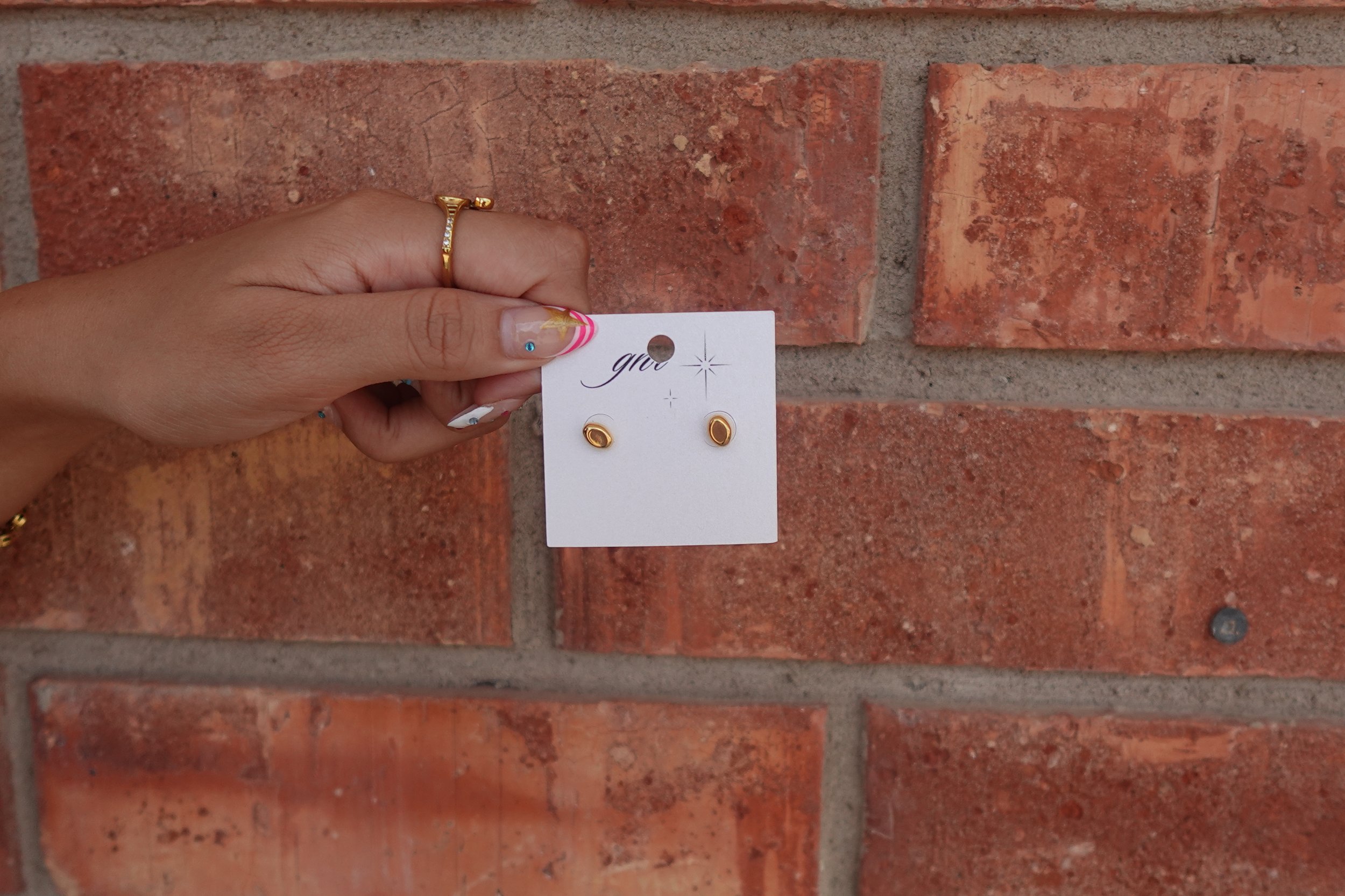 lola studs