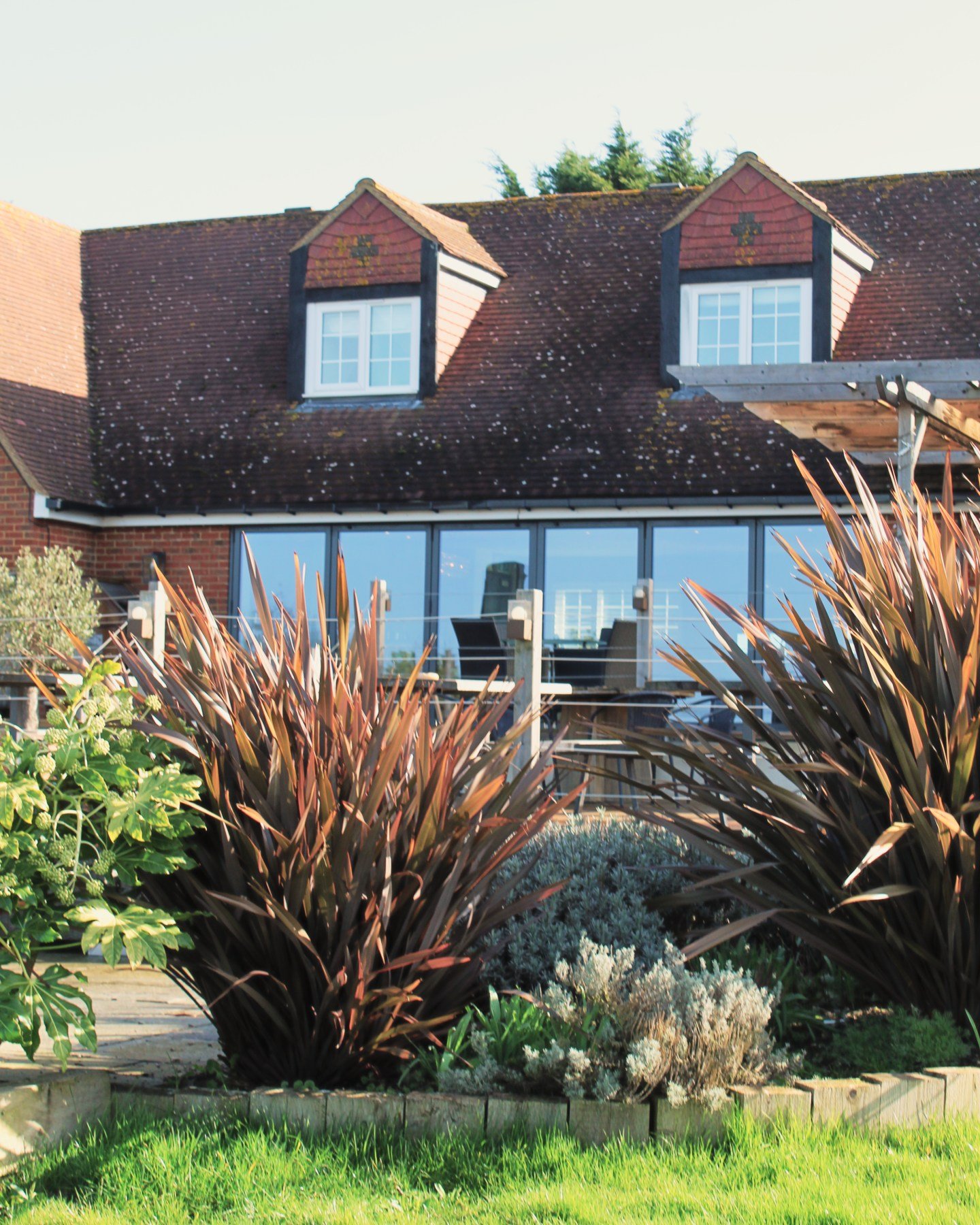 Good food, fresh air, and views like this. There are worse ways to spend an afternoon 🌿

#VisitKent #Whitstable #KentCoast #GardenDining #AlFresco #LunchWithAView #KentHoliday #ExploreKent #GardenOfEngland #UKGetaway