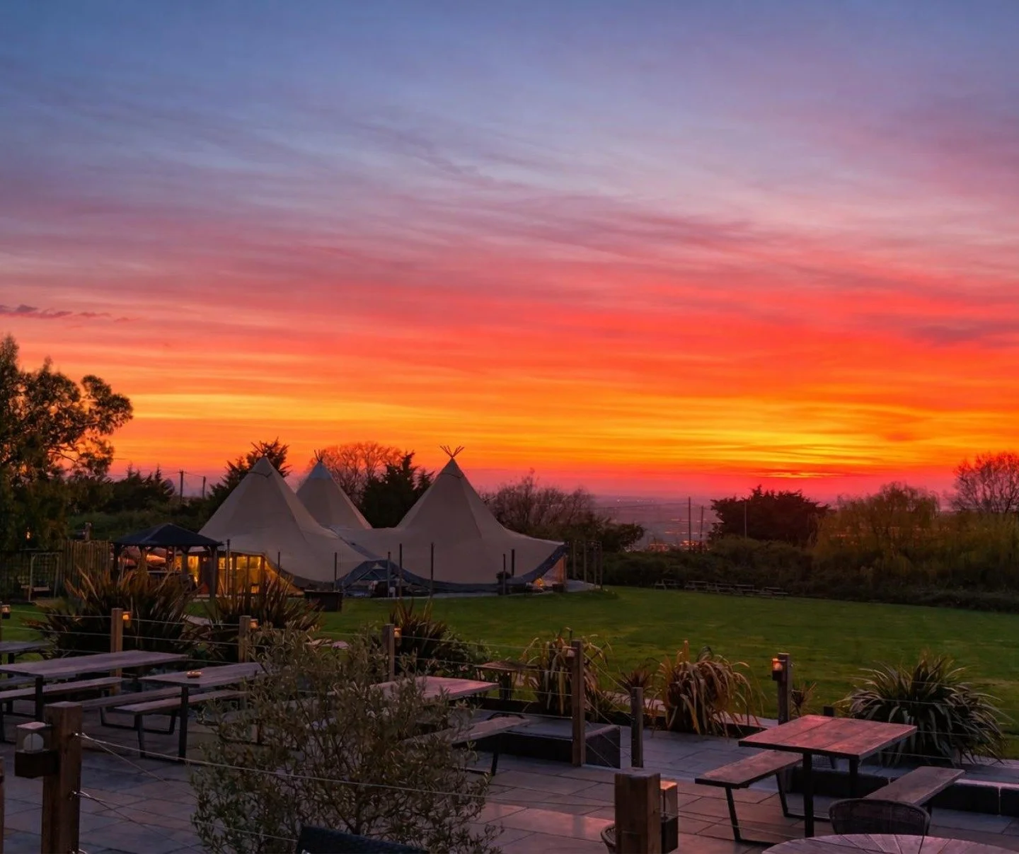 It&rsquo;s hard to have a bad evening with this sunset as your backdrop!🌅

#SunsetViews #GoldenHour #SunsetLovers #SkyPhotography #EstuaryViews #SunsetDinner